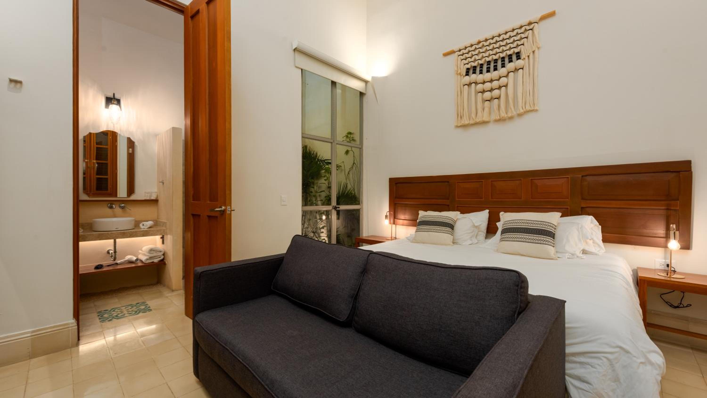 Standard King Room - Photo 4