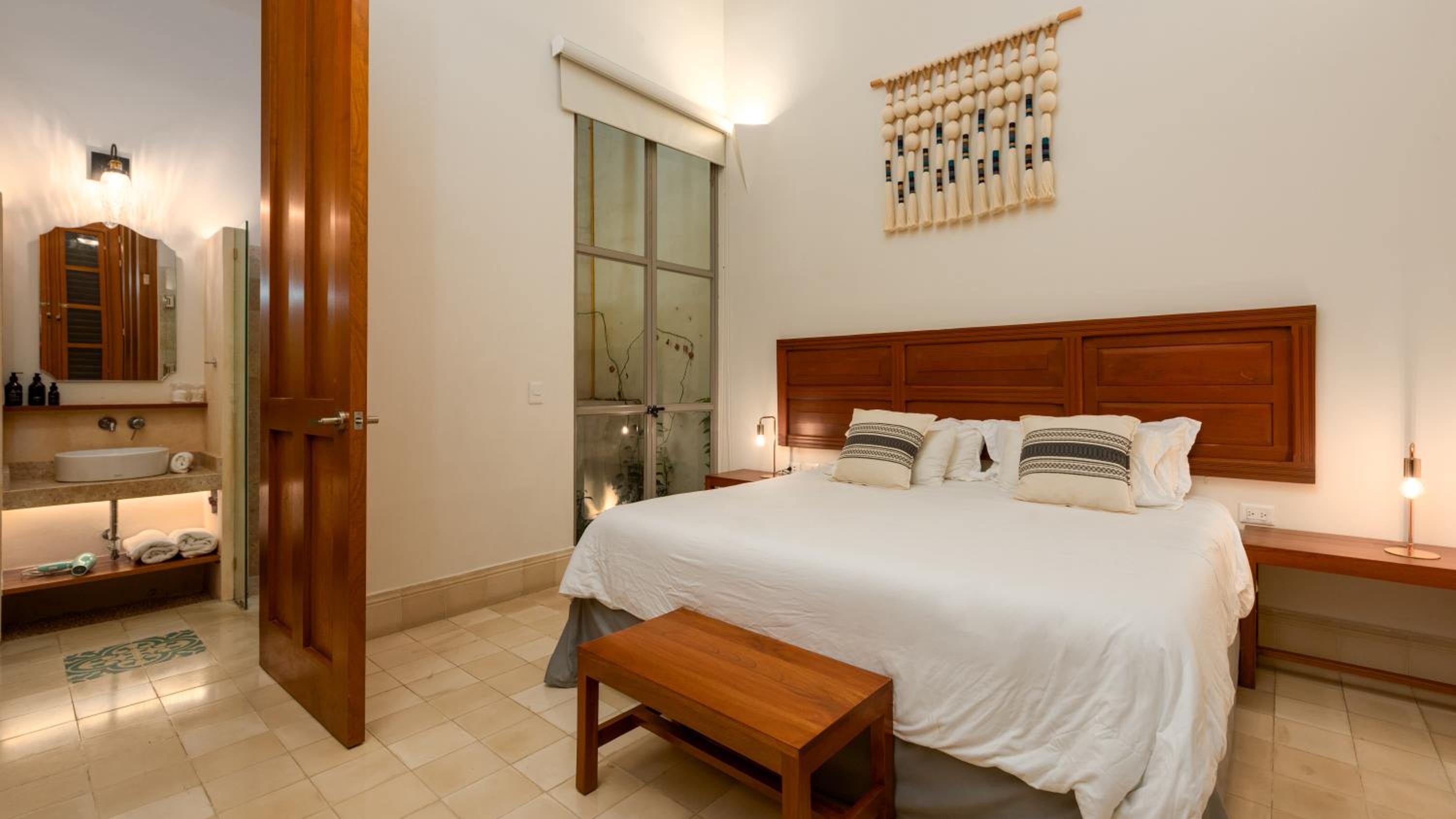 Standard King Room - Photo 3