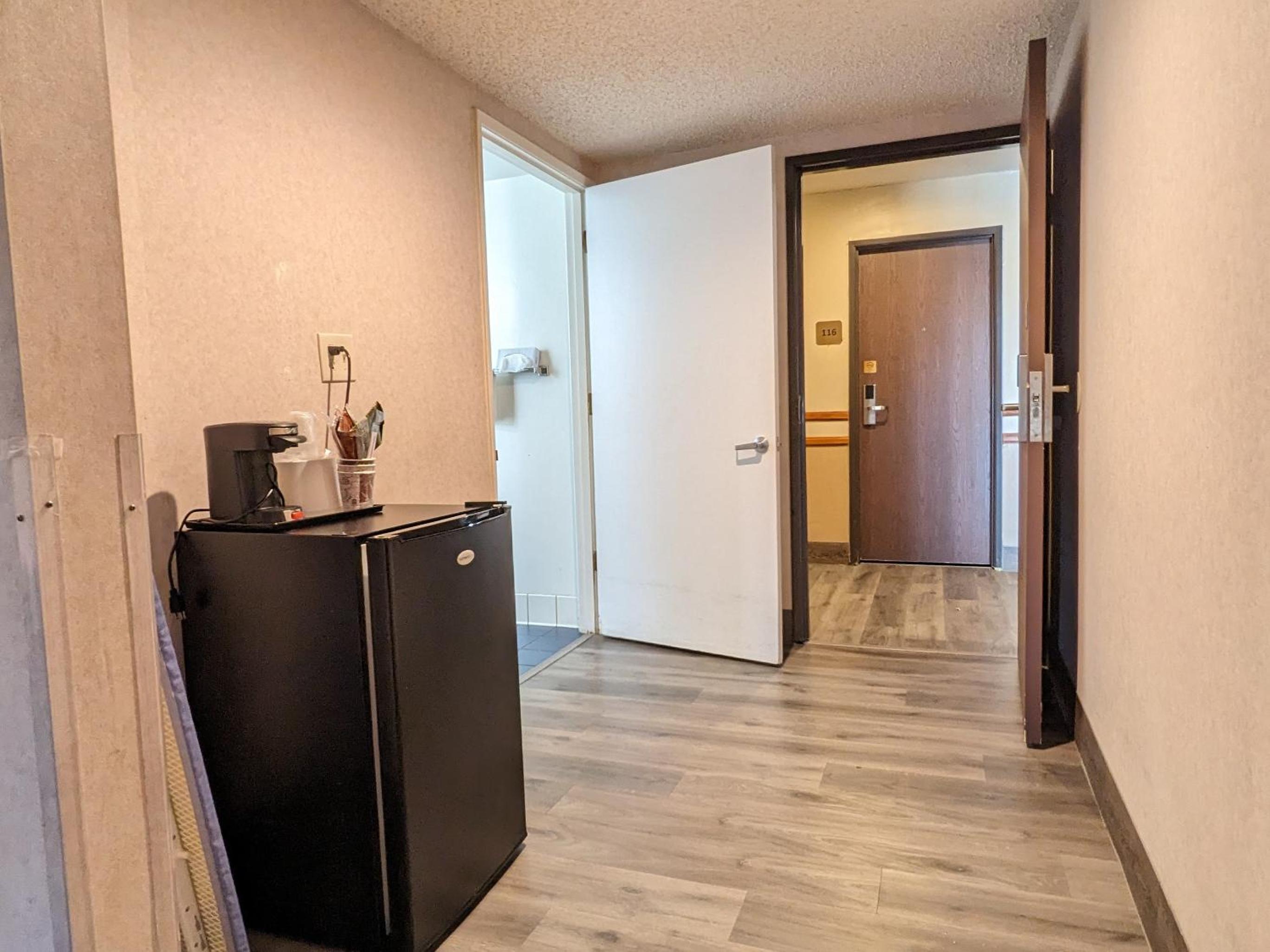 King Bed Room Interior - Photo 8
