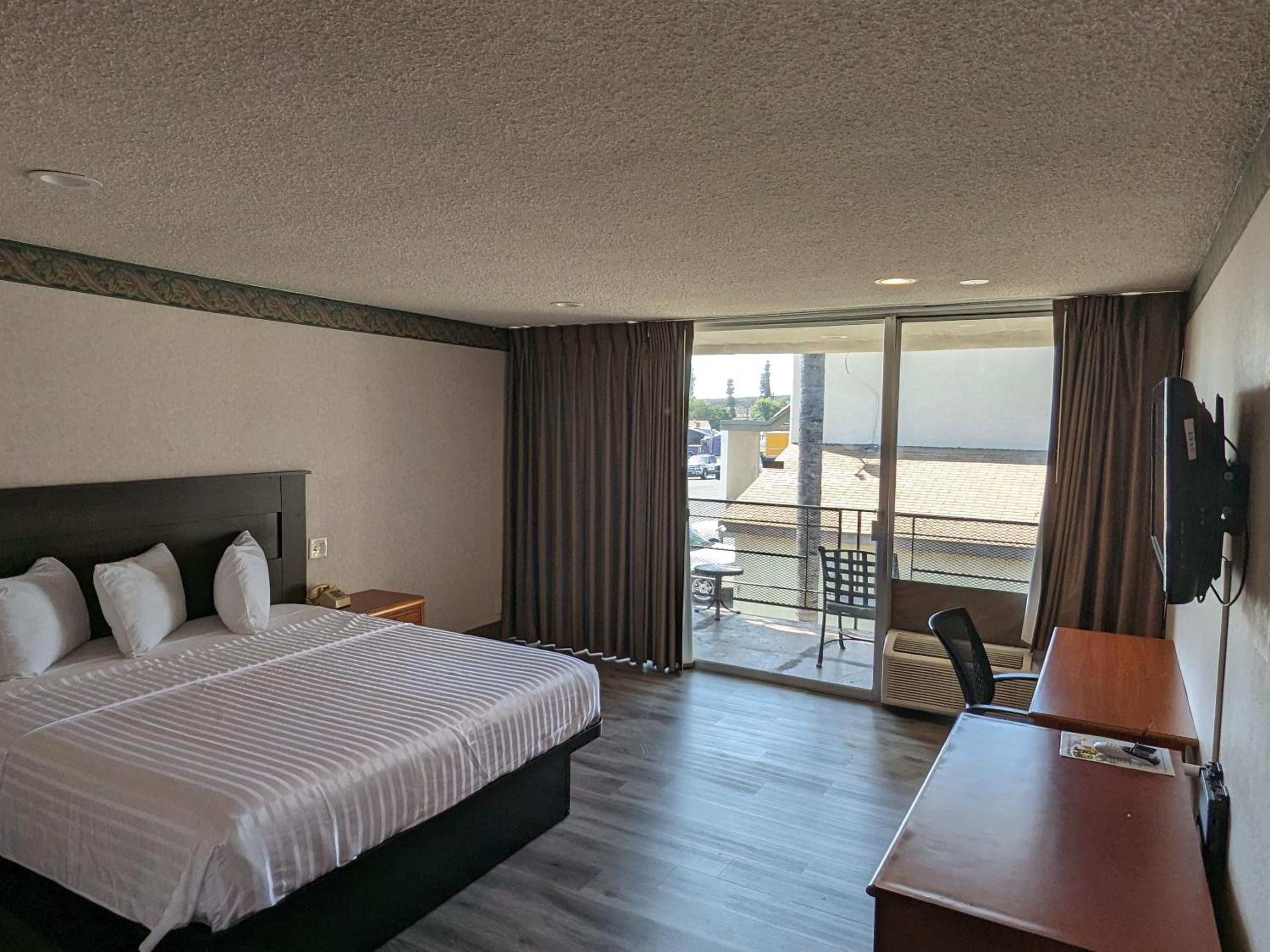 King Bed Room Interior - Photo 13