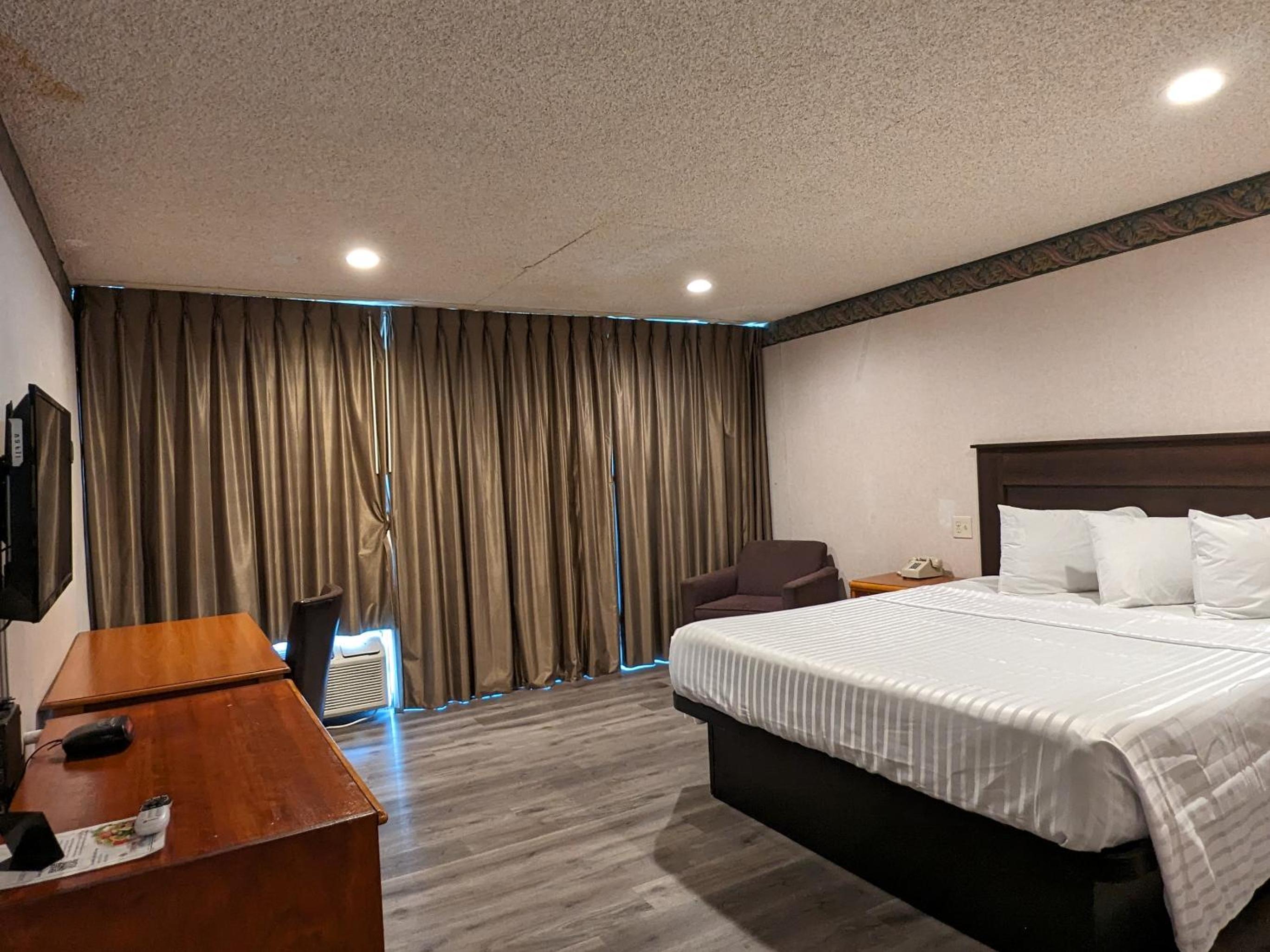 King Bed Room Interior - Photo 10
