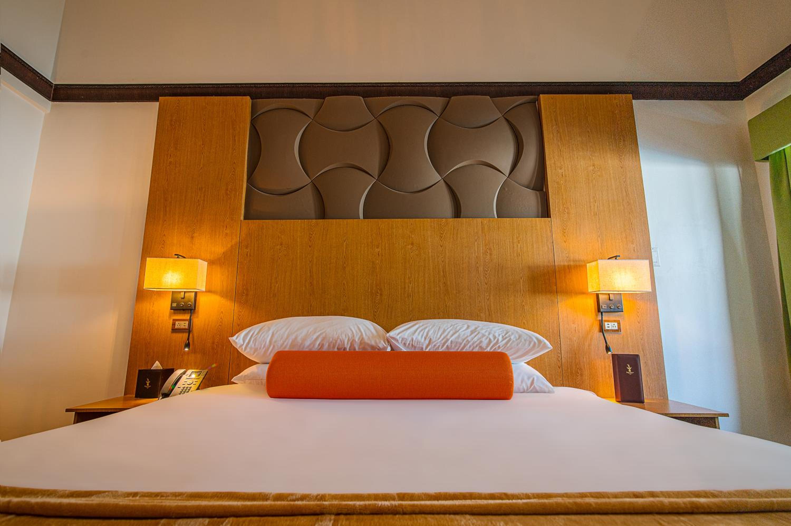 Queen Room with Pool View photo 3