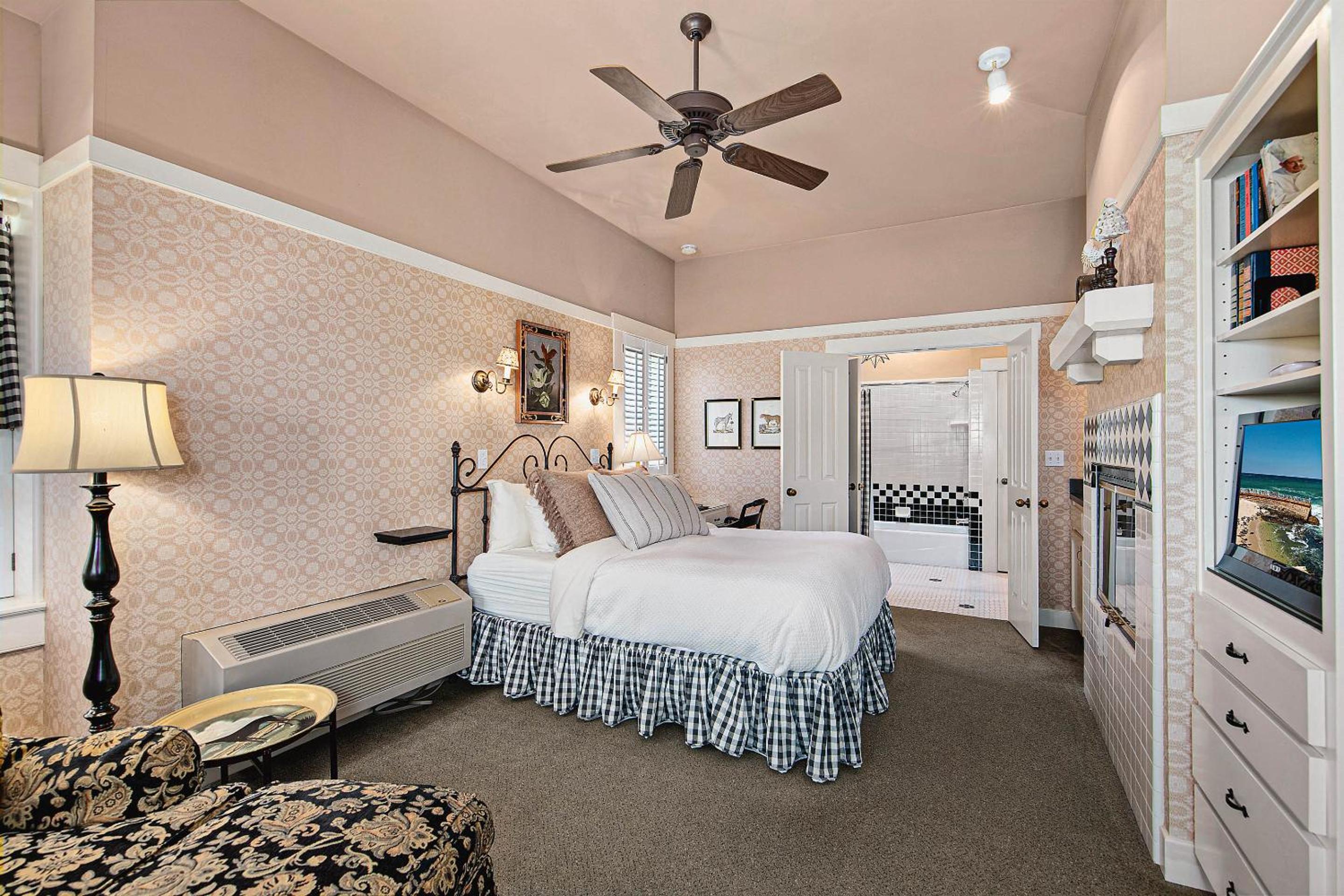 Standard Queen Room