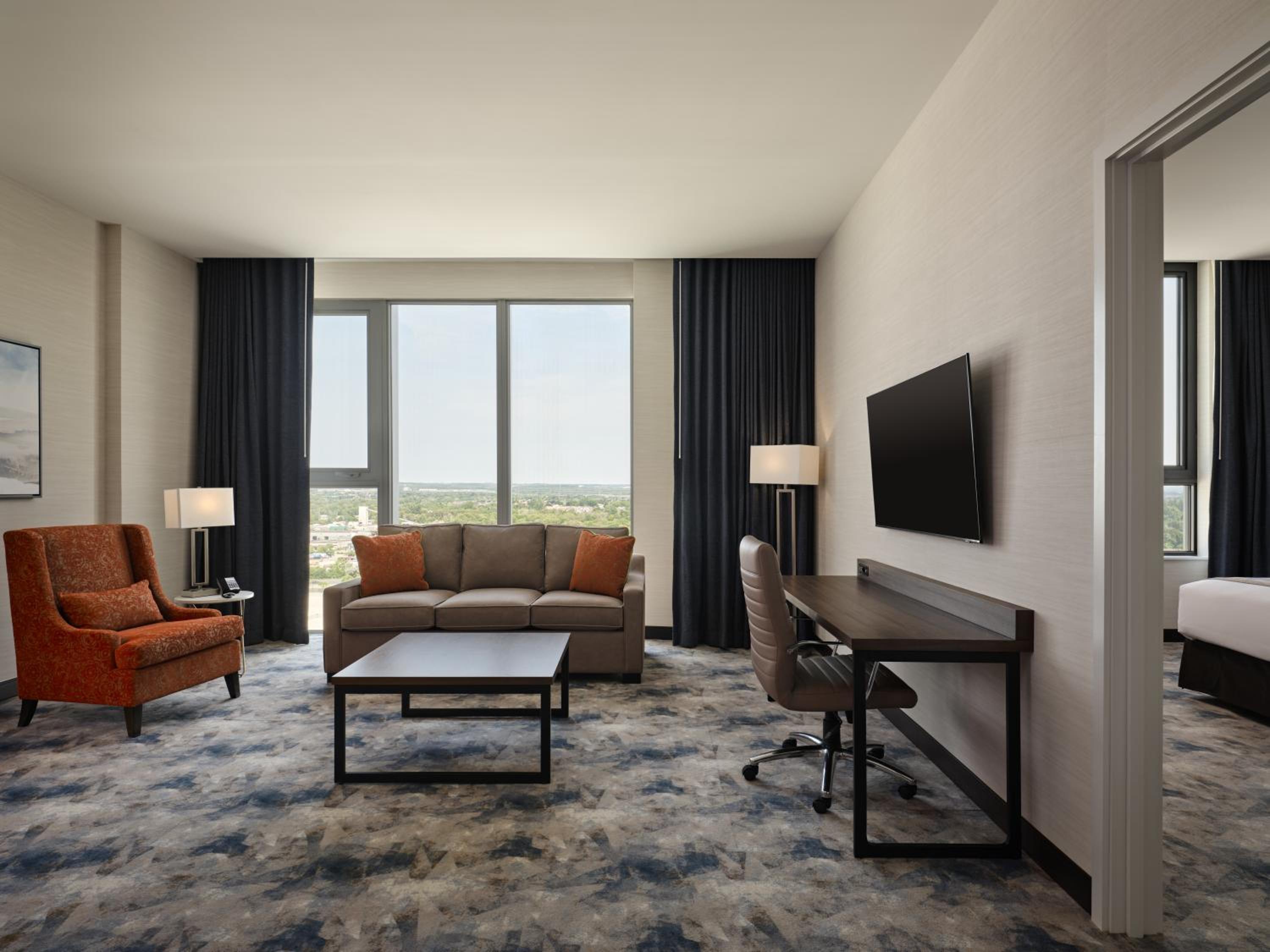 Corner King Suite - Photo 5