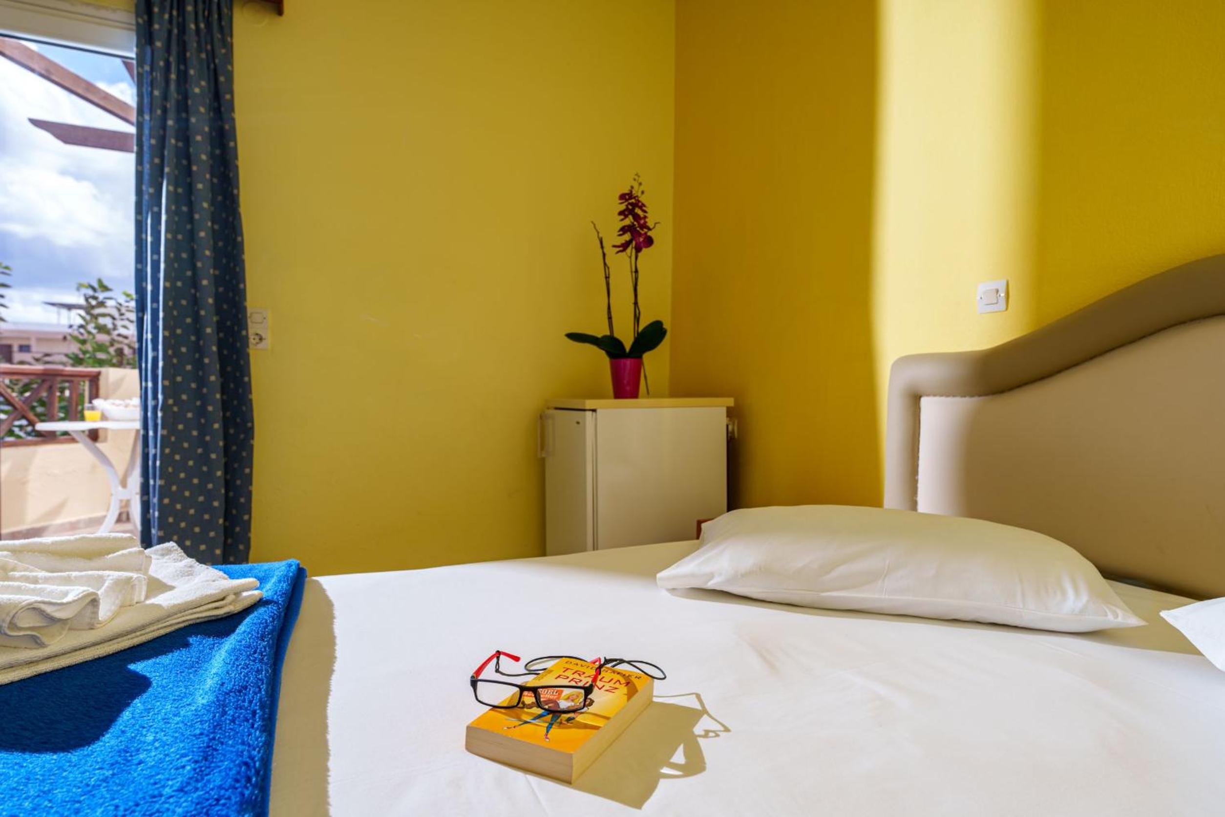 Double or Twin Room with Partial Sea View photo 1