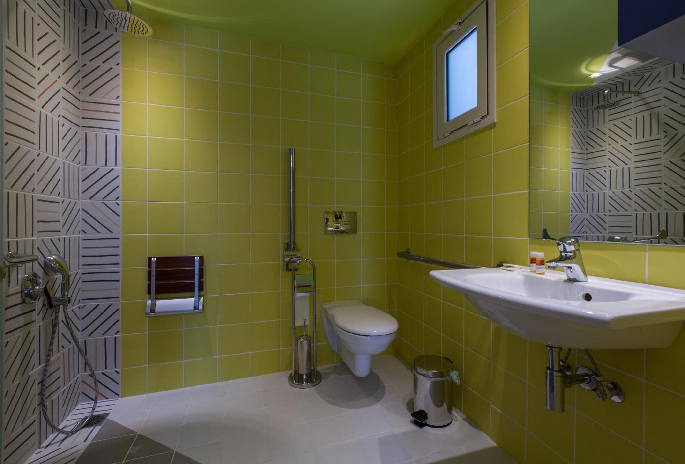 Family Room - Disability Access - Photo 13
