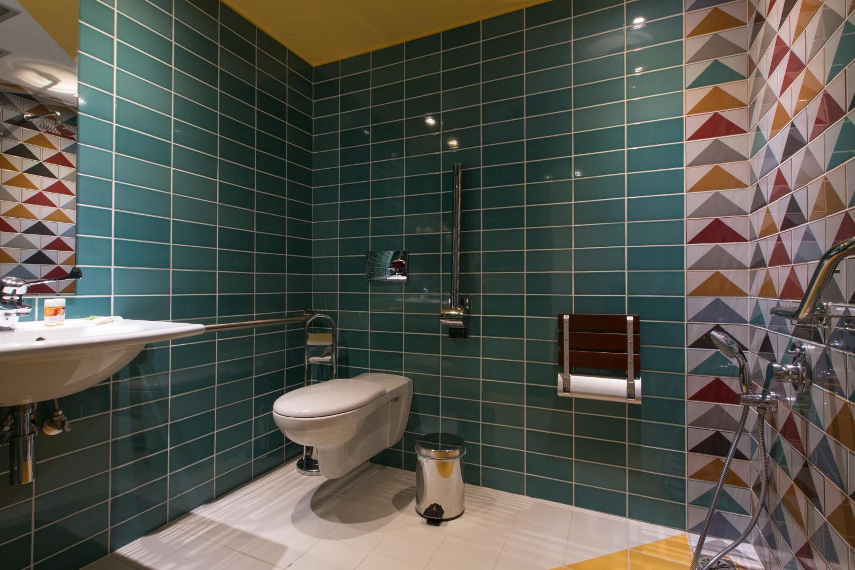 Family Room - Disability Access - Photo 7