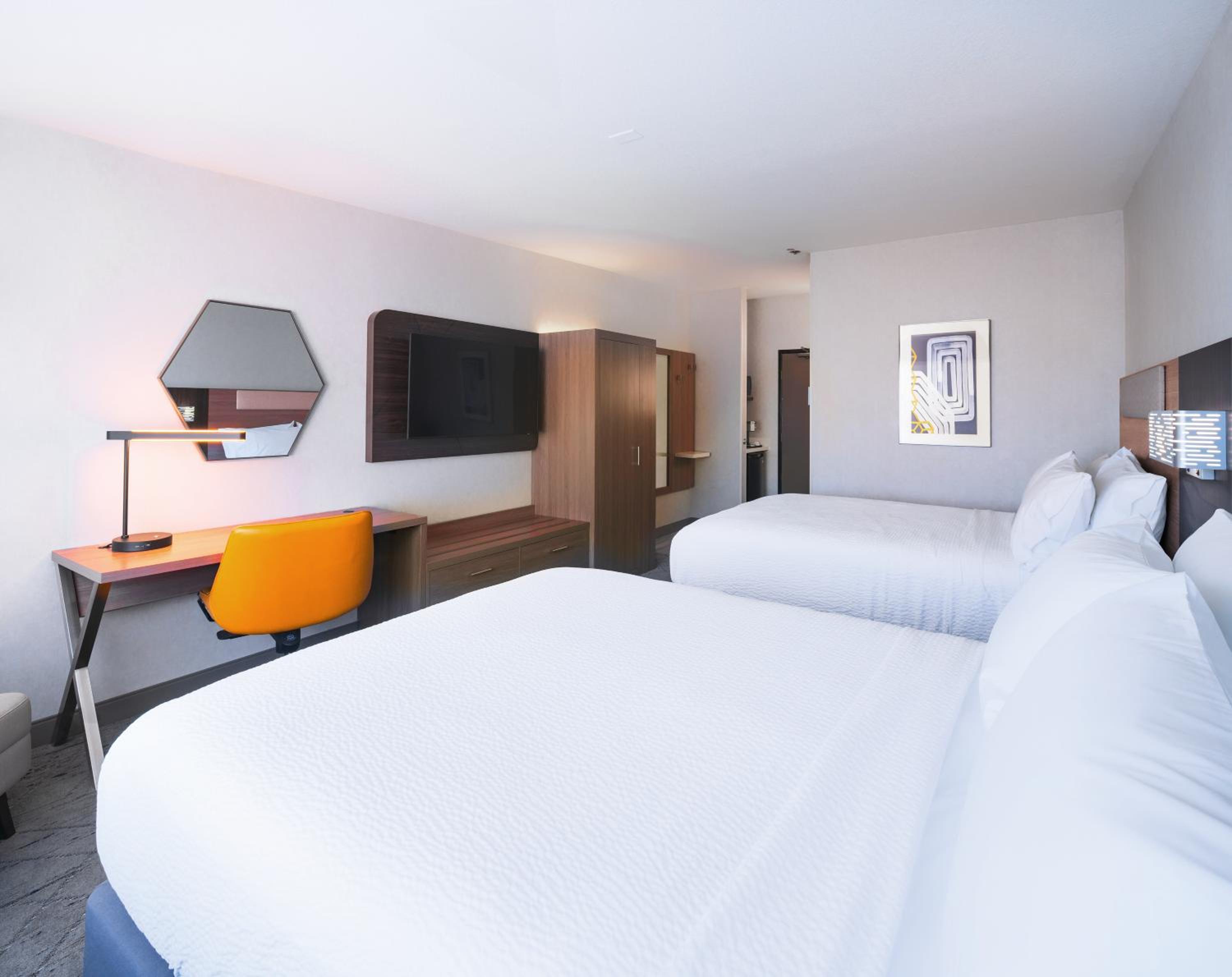 Standard Room with Two Queen Beds - Photo 7