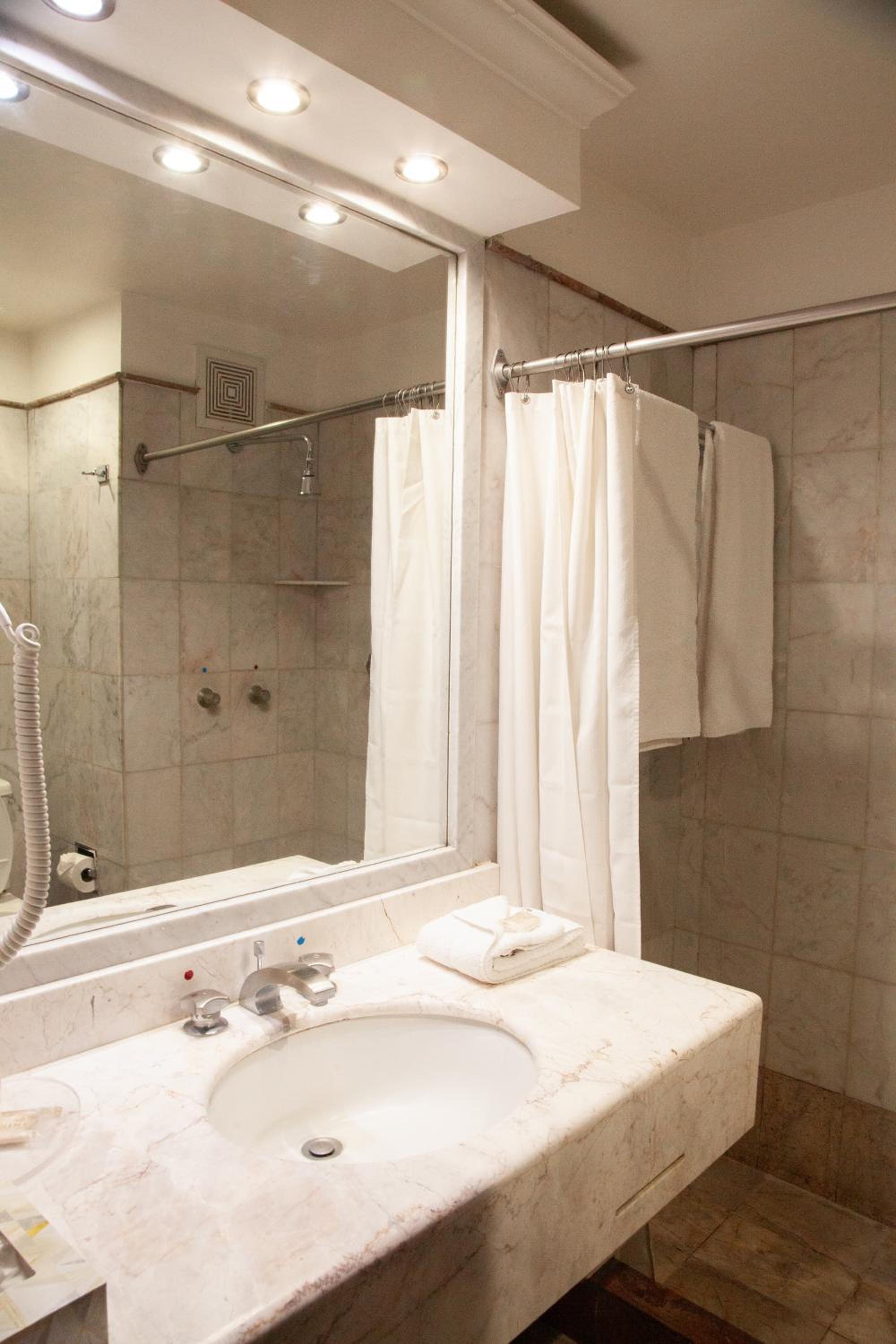 Double Room with Two Double Beds - Photo 2