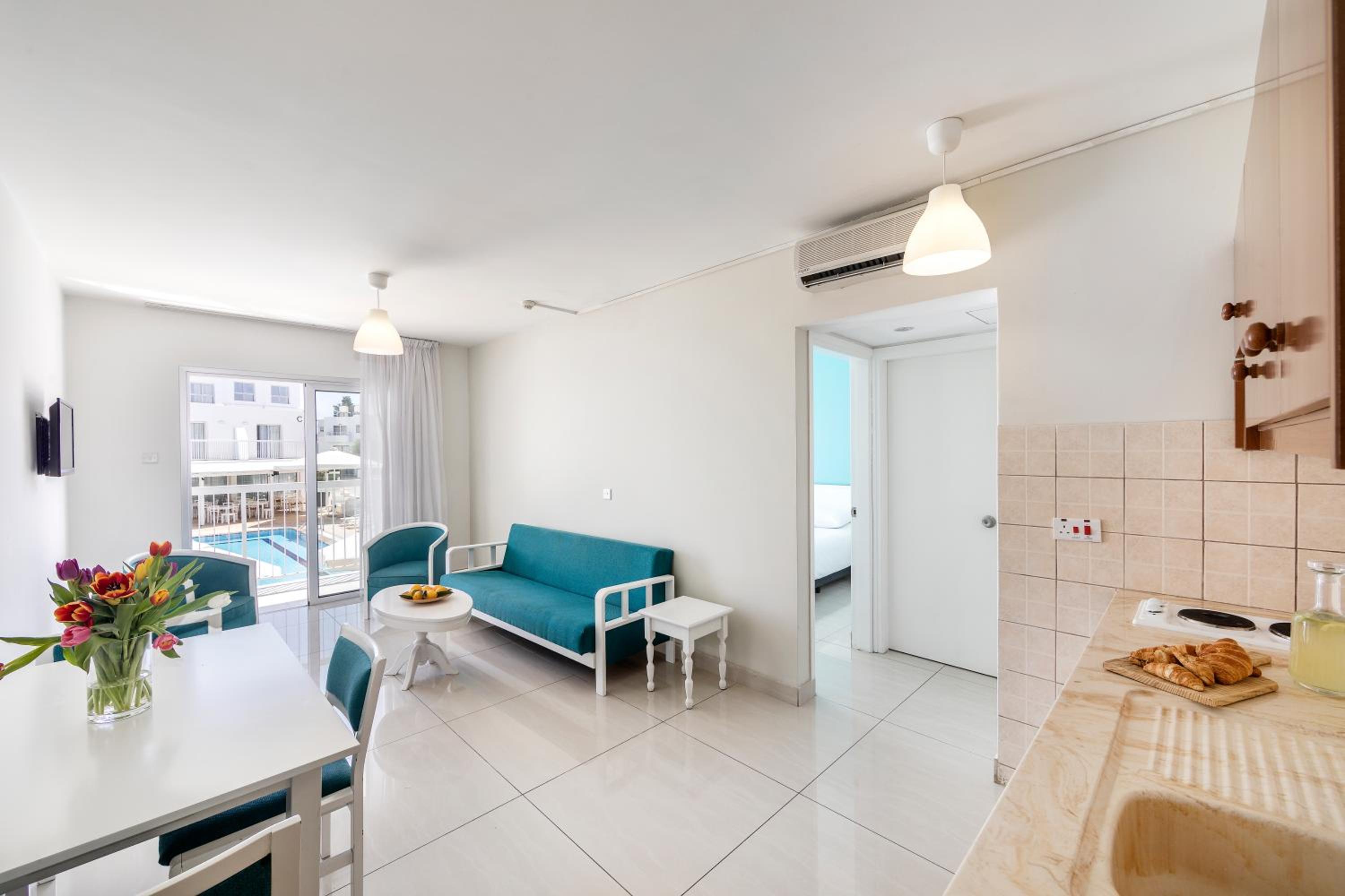 Apartment with Pool View  - Photo 14