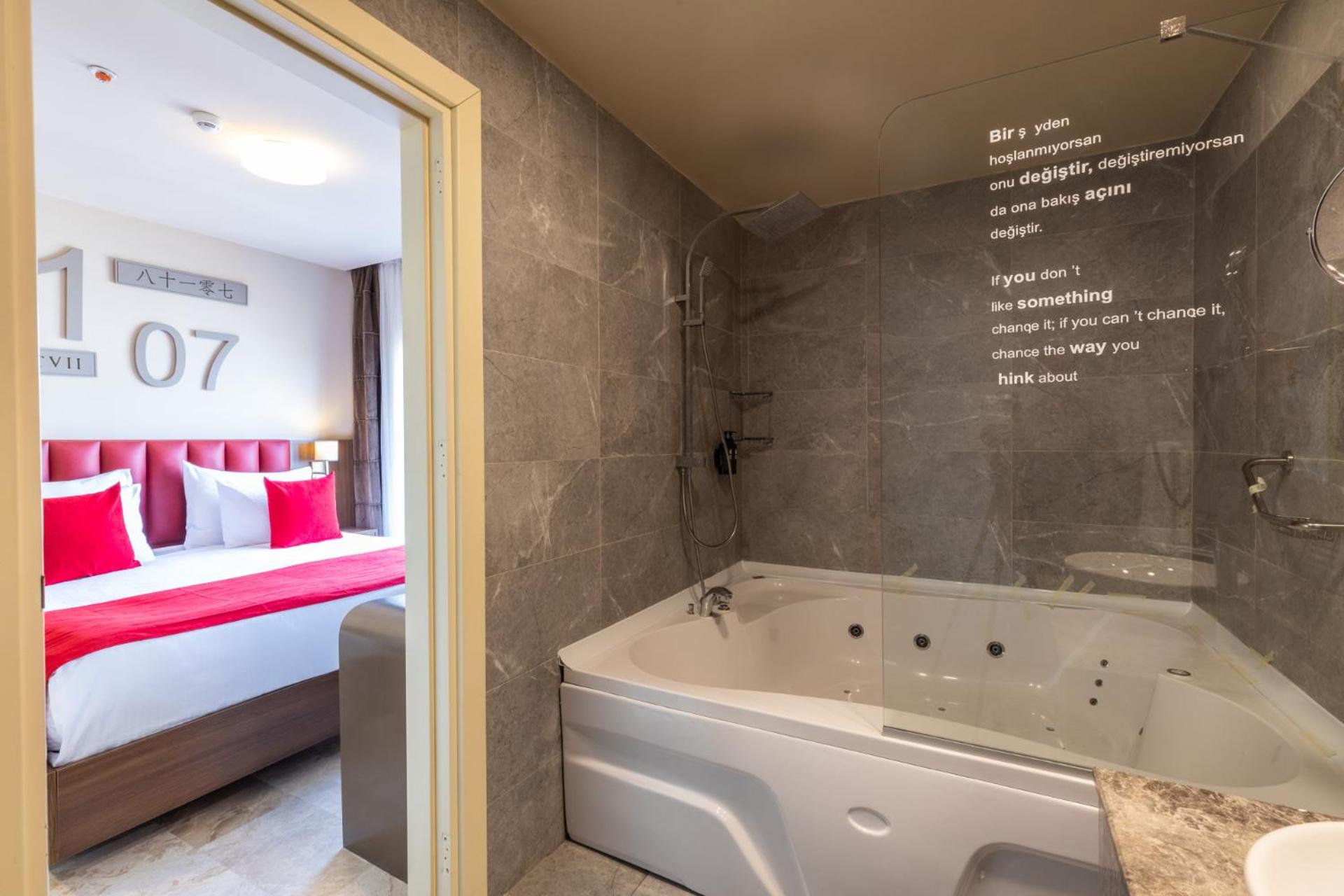 Deluxe Room Jetted Tub with Balcony photo 3