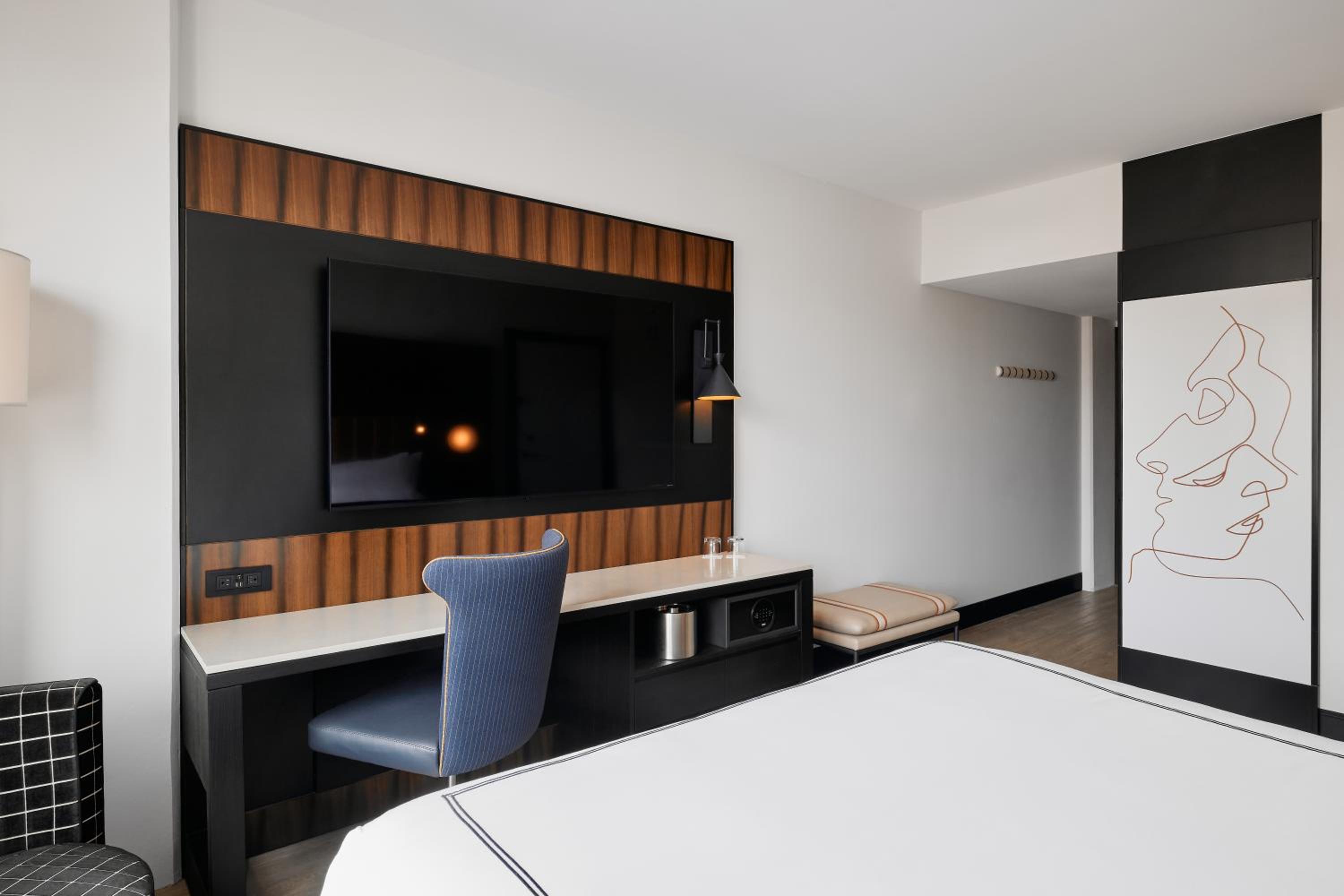 Standard King Room - Photo 6