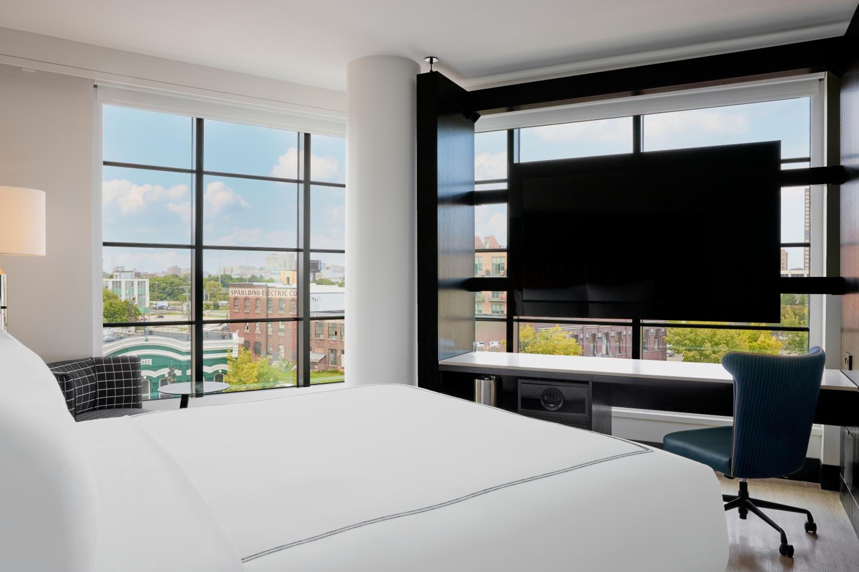Corner Deluxe King Room - Mobility Accessible - Photo 2
