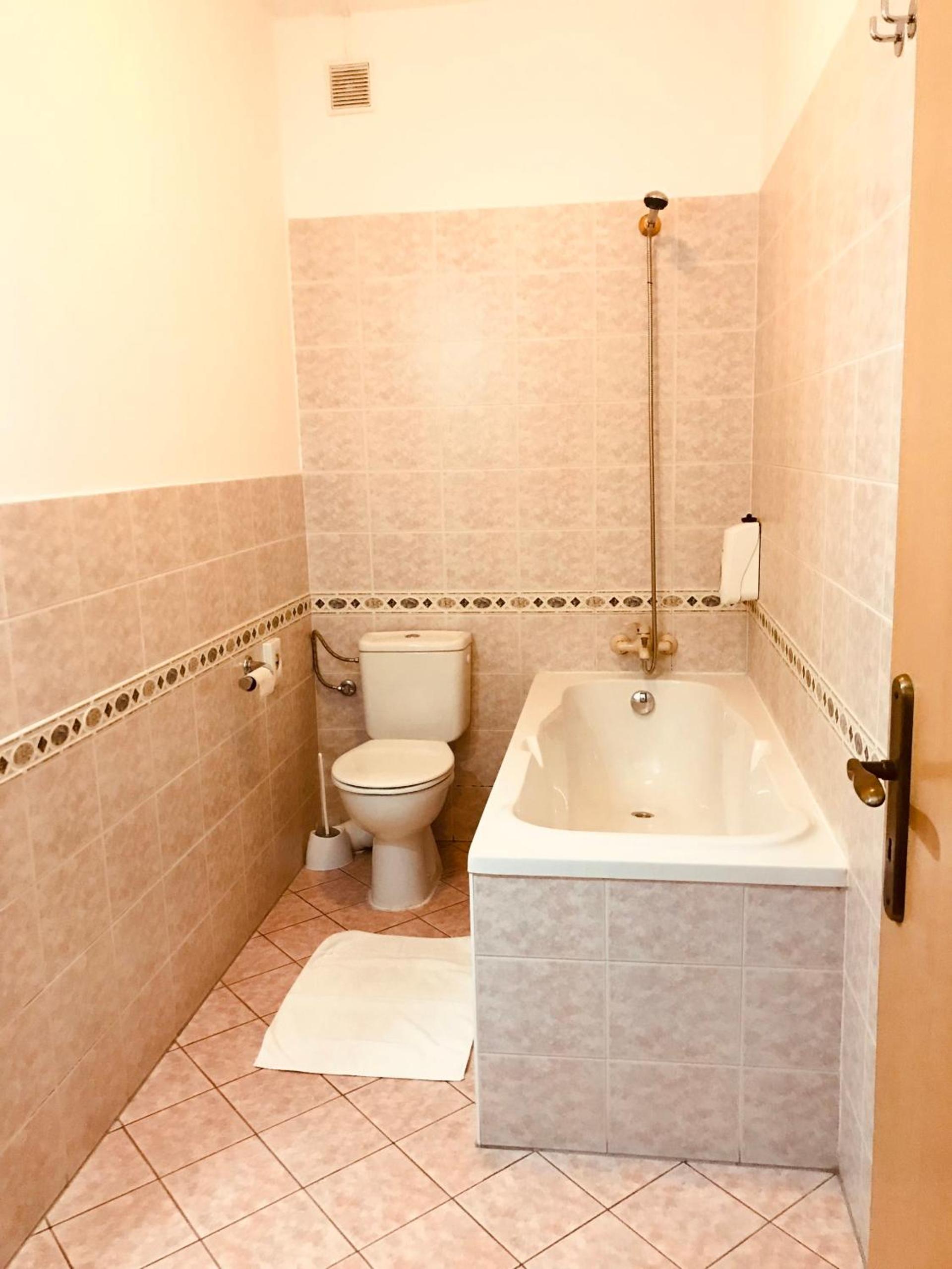 Twin Room with Bath photo 3