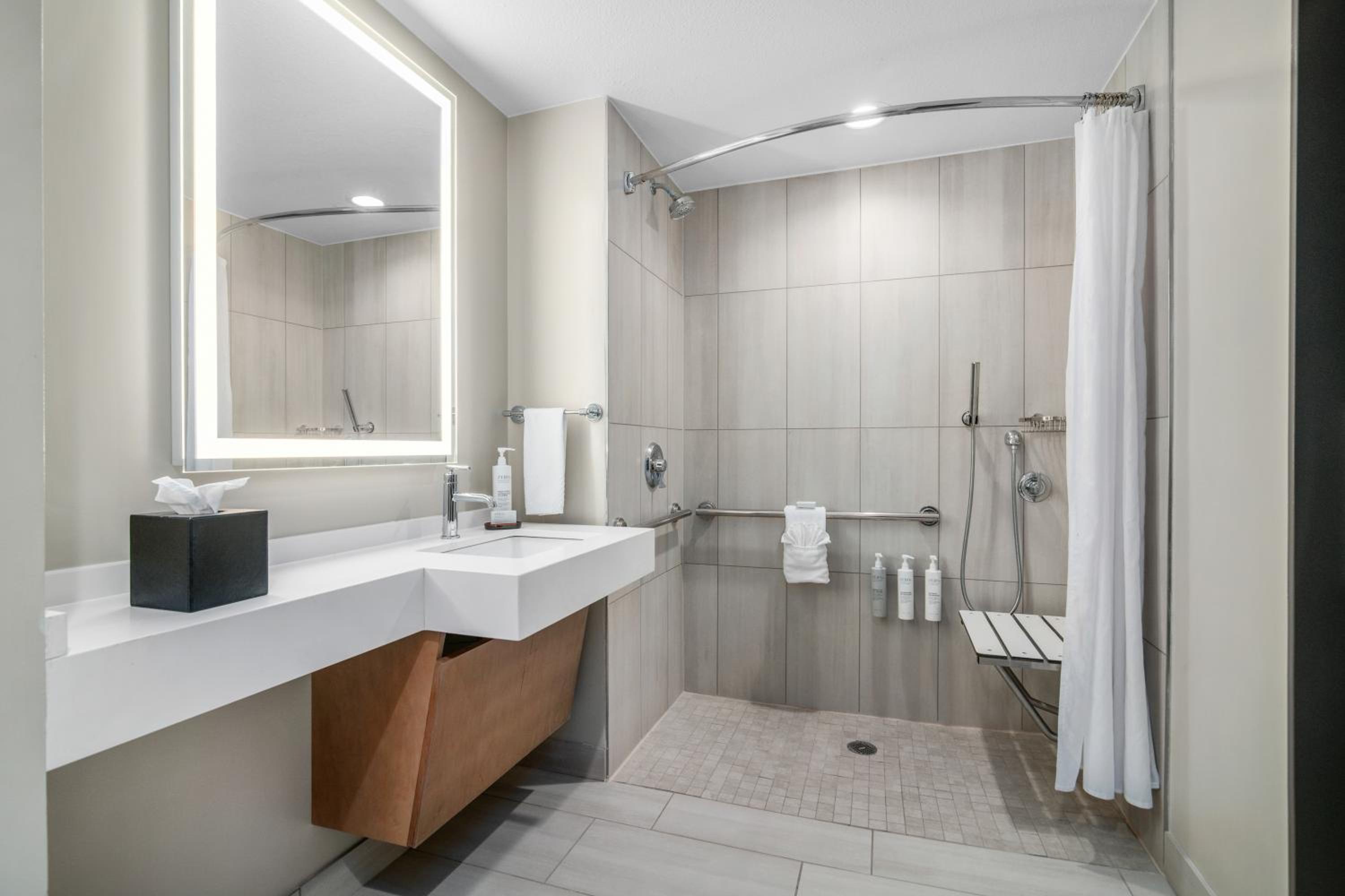 One-Bedroom King Suite - Hearing Access - Photo 7