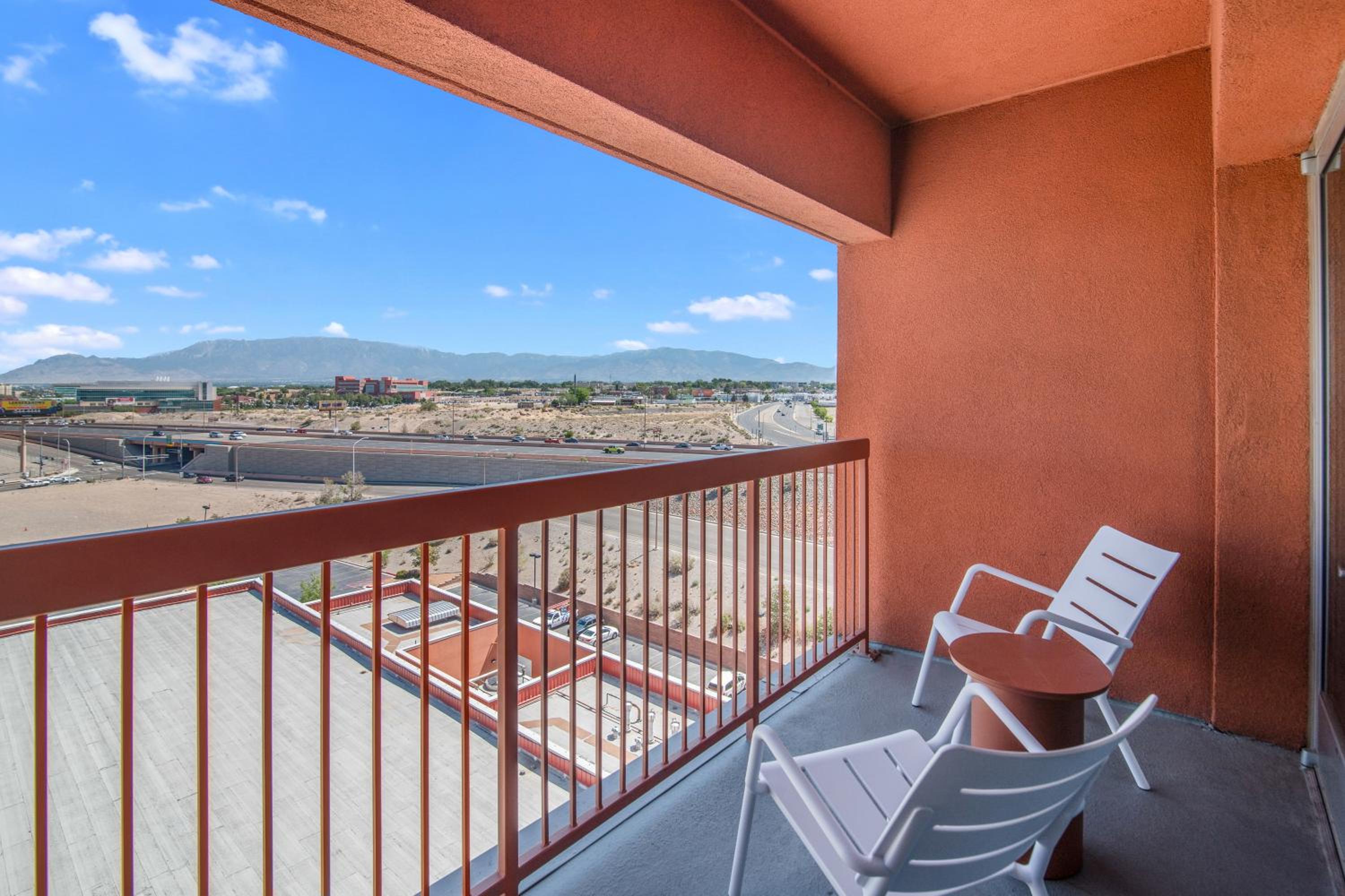 Two-Room King Suite with Balcony - Photo 4