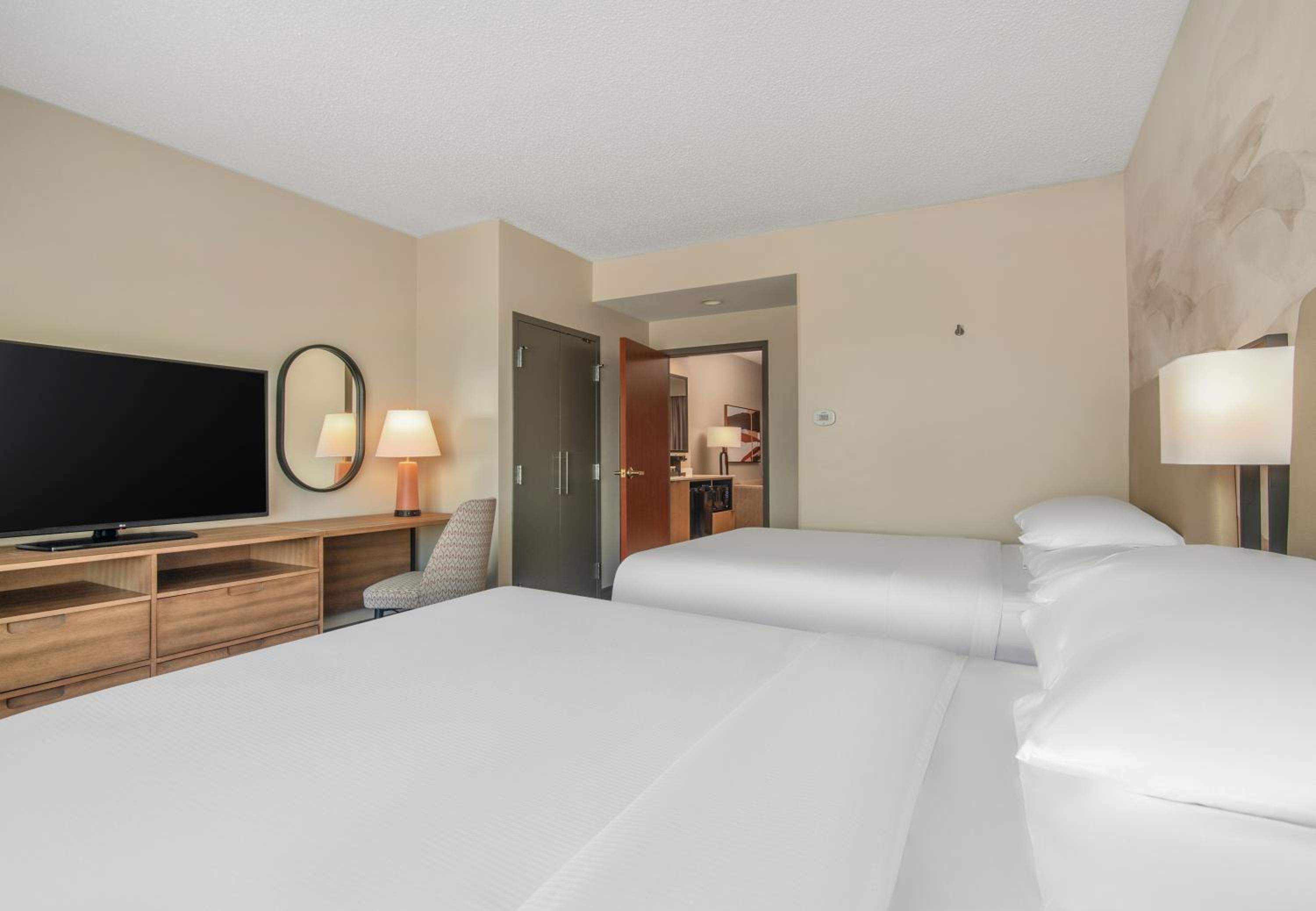 Queen Corner Suite with Two Queen Beds - Photo 3