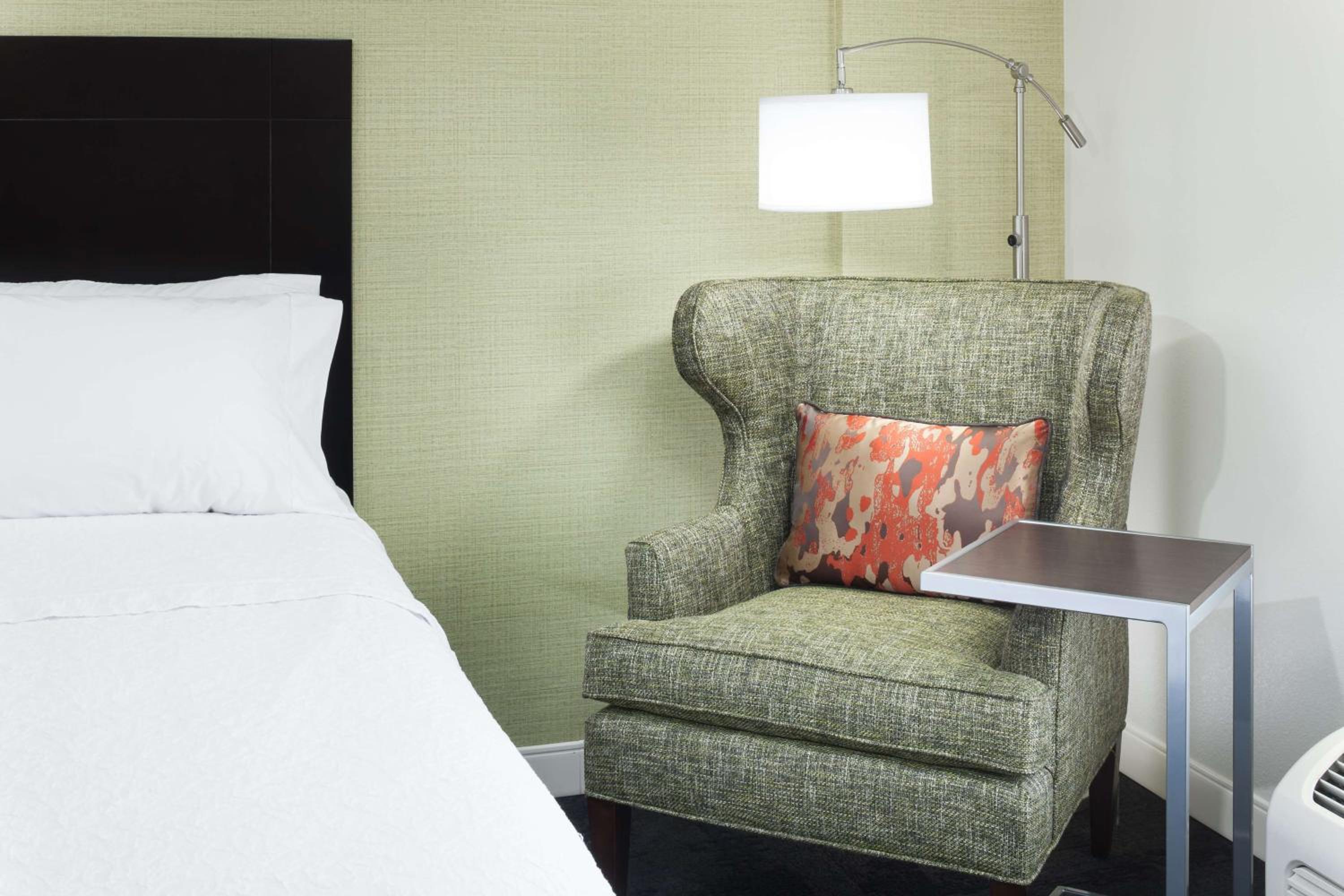 Room with Two Queen Beds - Non-Smoking - Photo 5