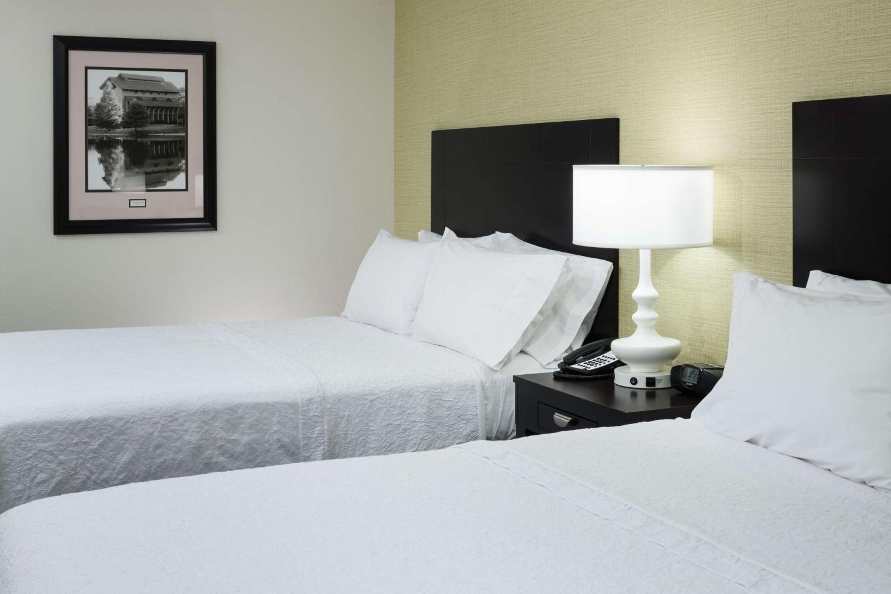 Room with Two Queen Beds - Non-Smoking - Photo 2