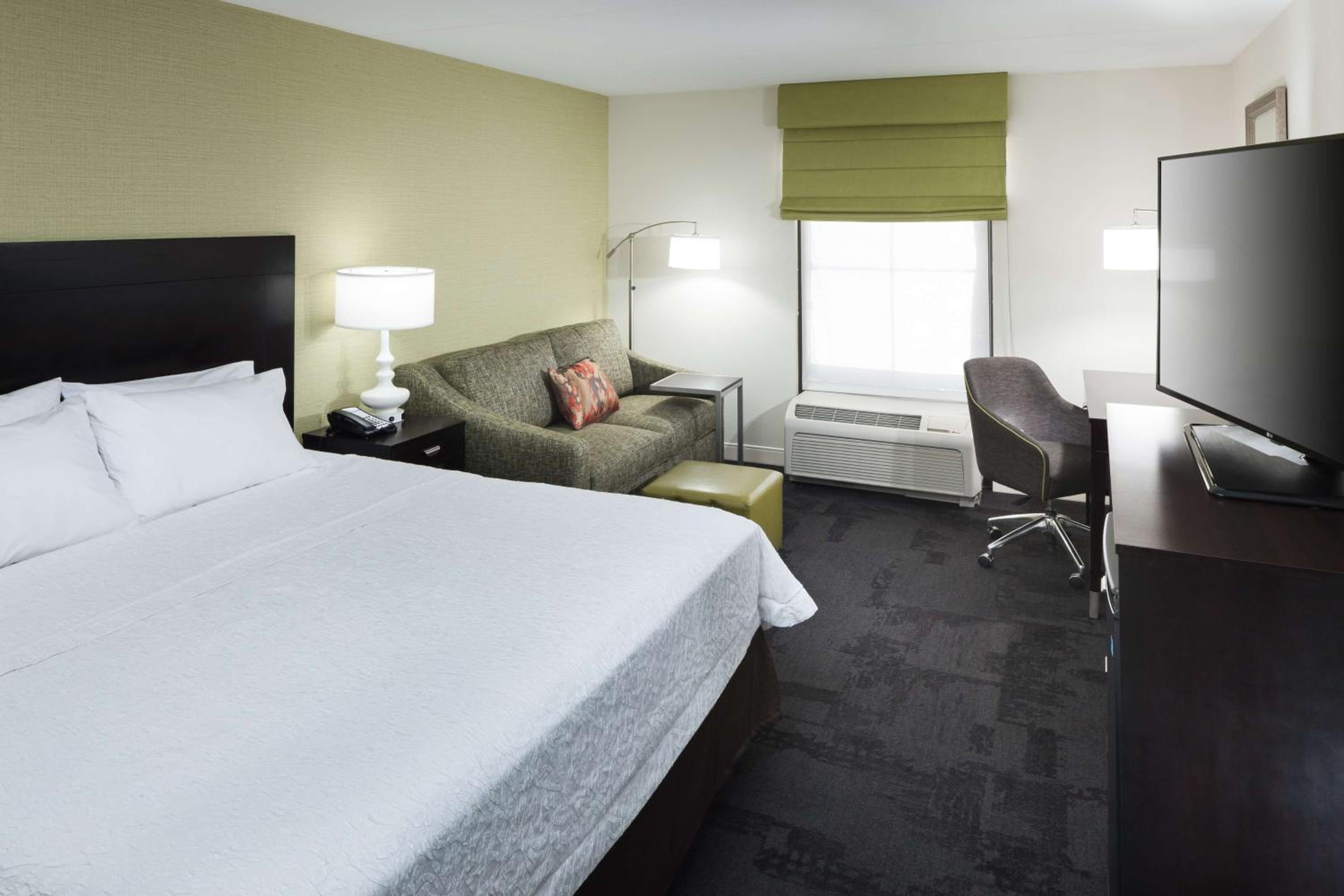 King Room with Sofa Bed - Non-Smoking - Photo 4