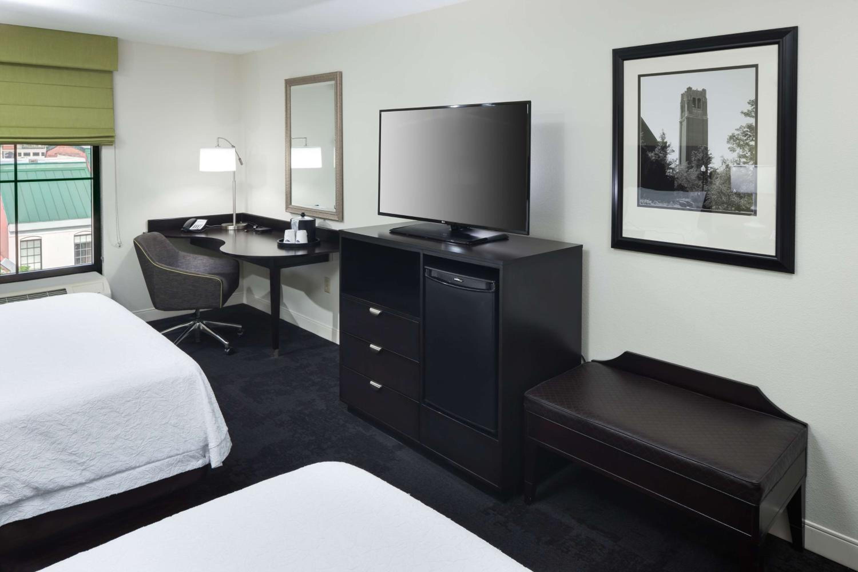 Room with Two Queen Beds - Non-Smoking - Photo 4