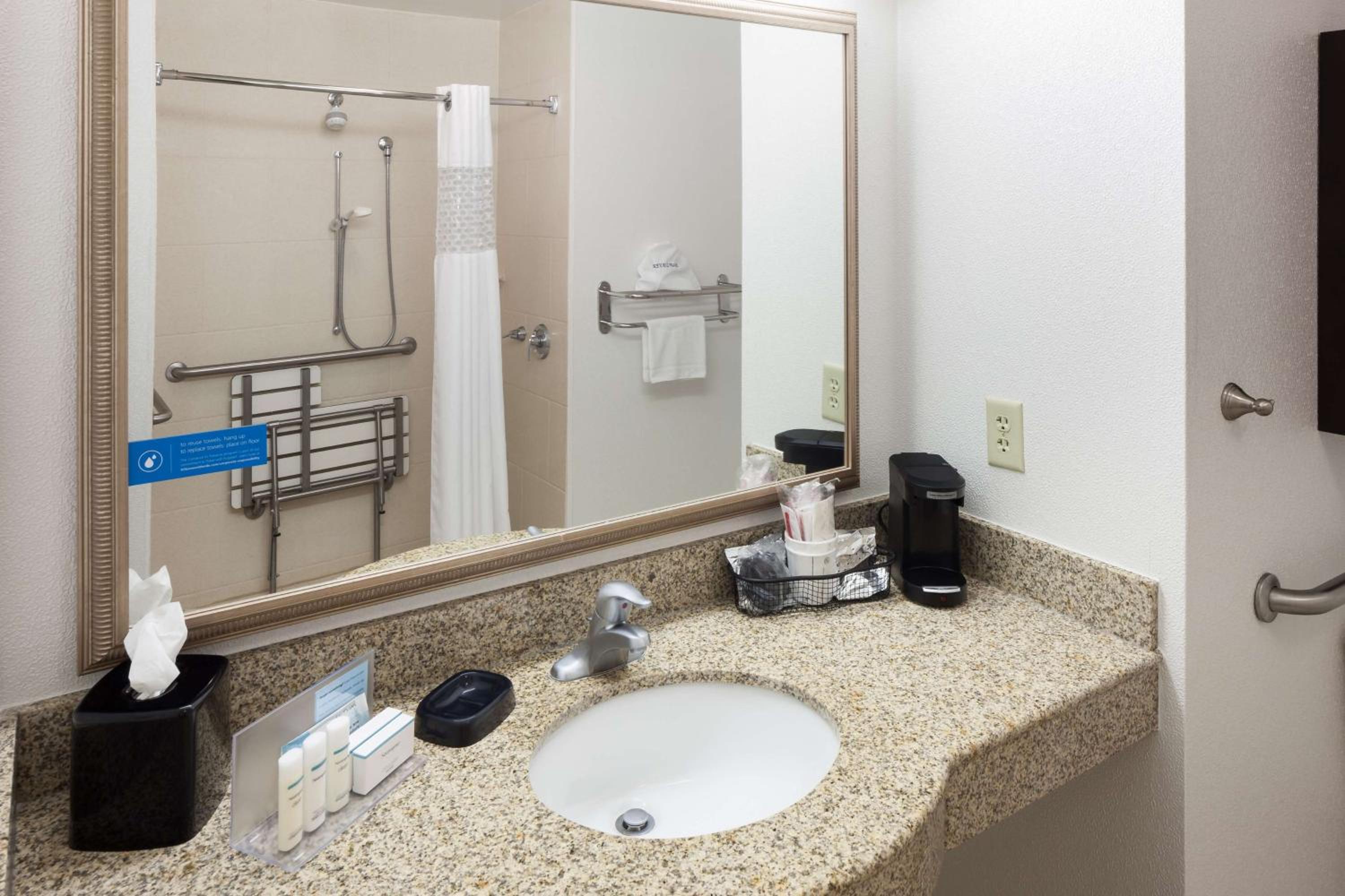Queen Room with Two Queen Beds - Mobility Access/Non-Smoking - Photo 3