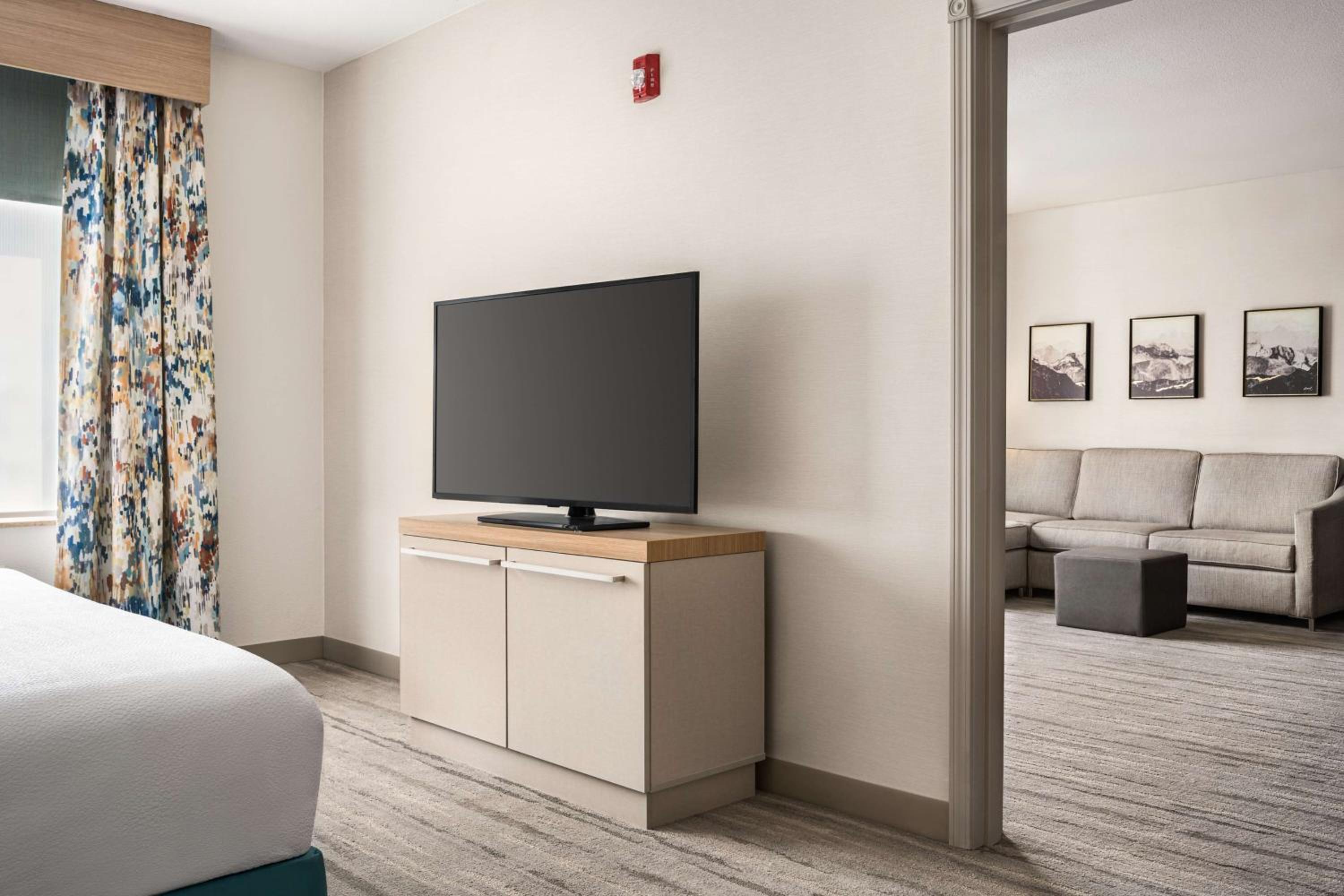One-Bedroom King Suite with Roll-in Shower - Mobility Accessible photo 2