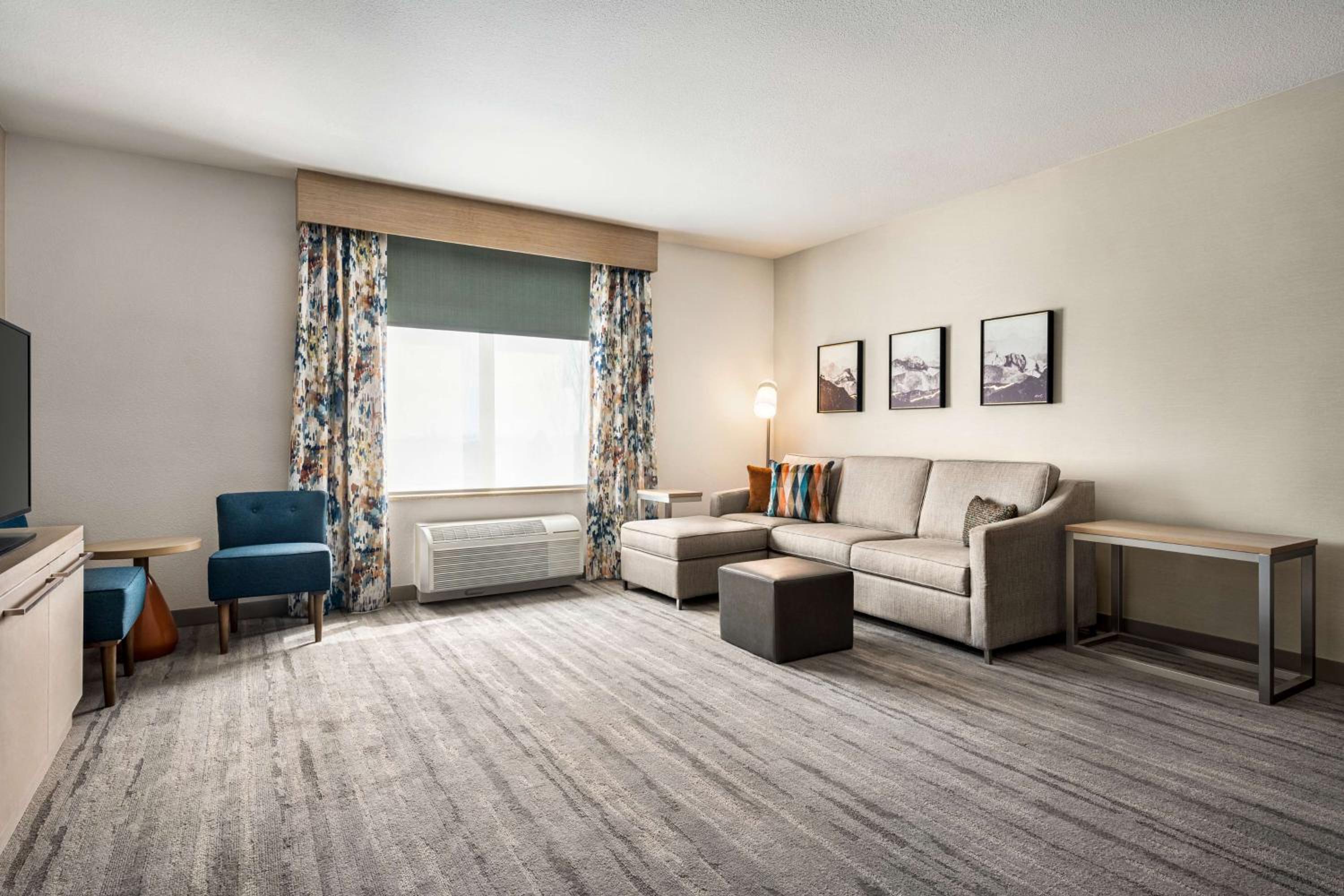 One-Bedroom King Suite with Roll-in Shower - Mobility Accessible photo 3