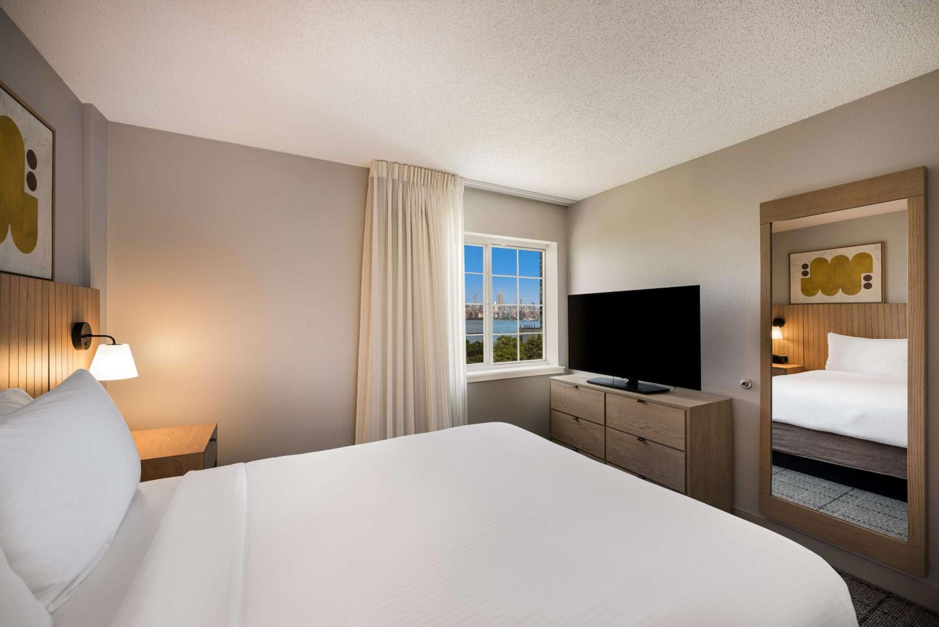 One Bedroom Suite Partial Harbor View - Photo 4