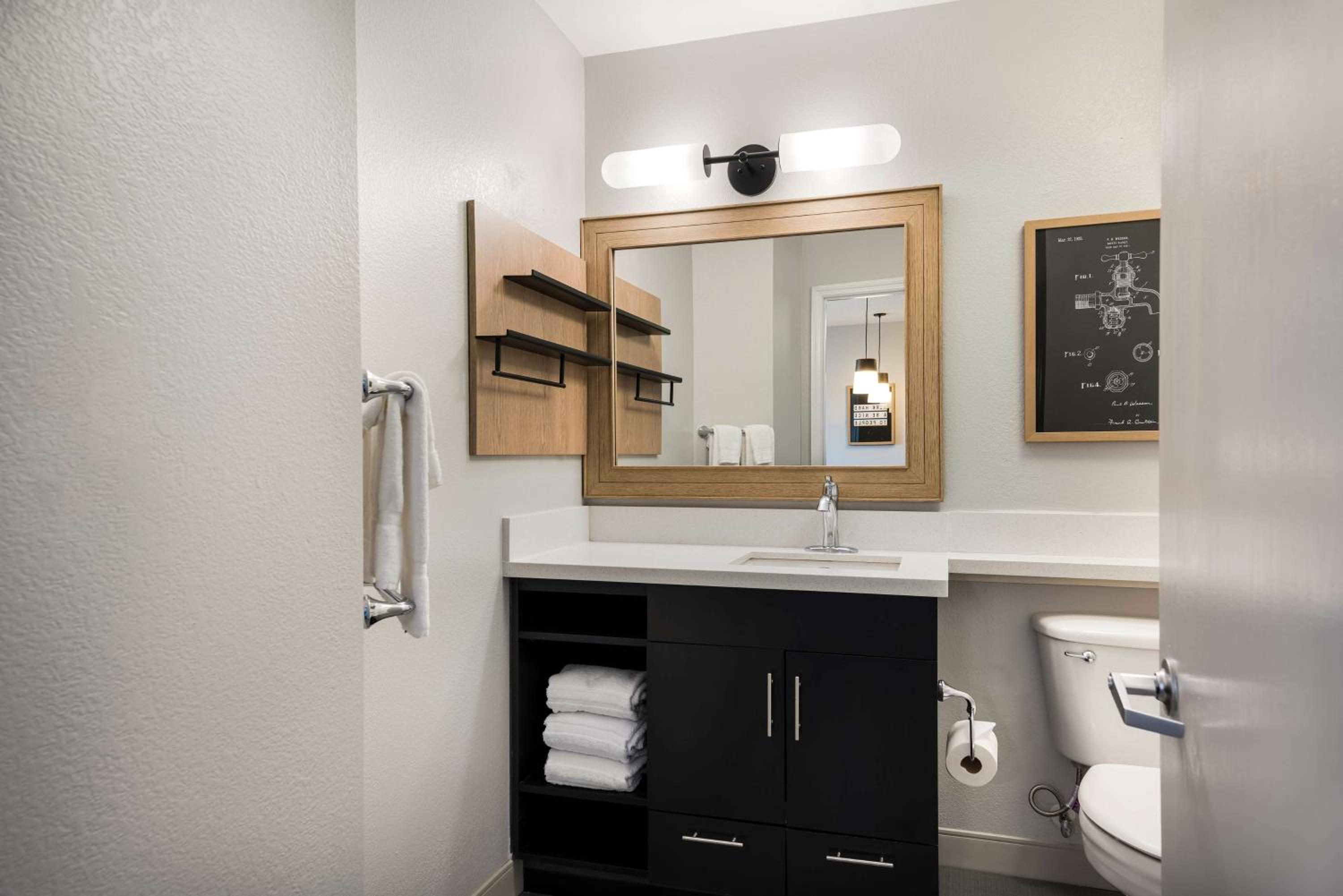 One-Bedroom Queen Suite - Photo 2