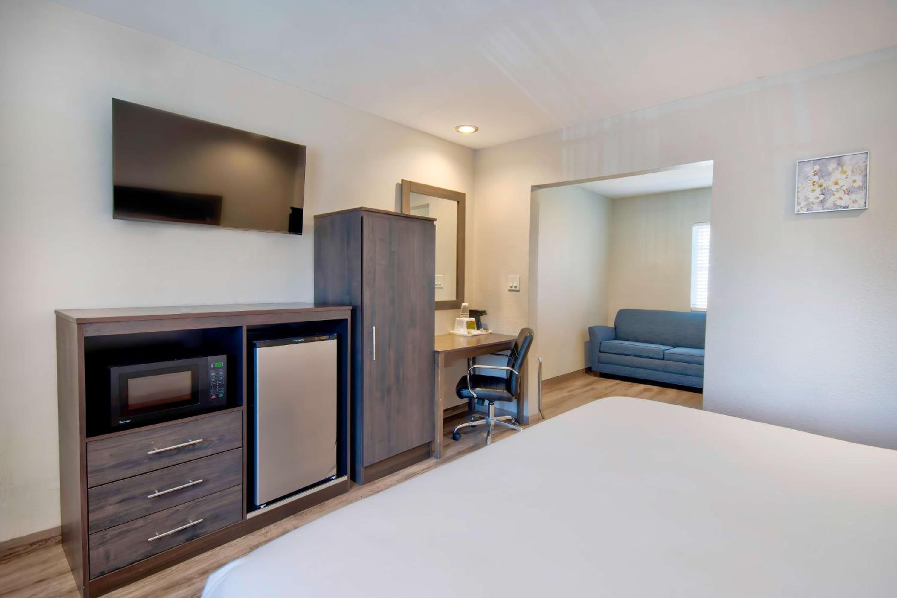King Room - Non-Smoking - Photo 1