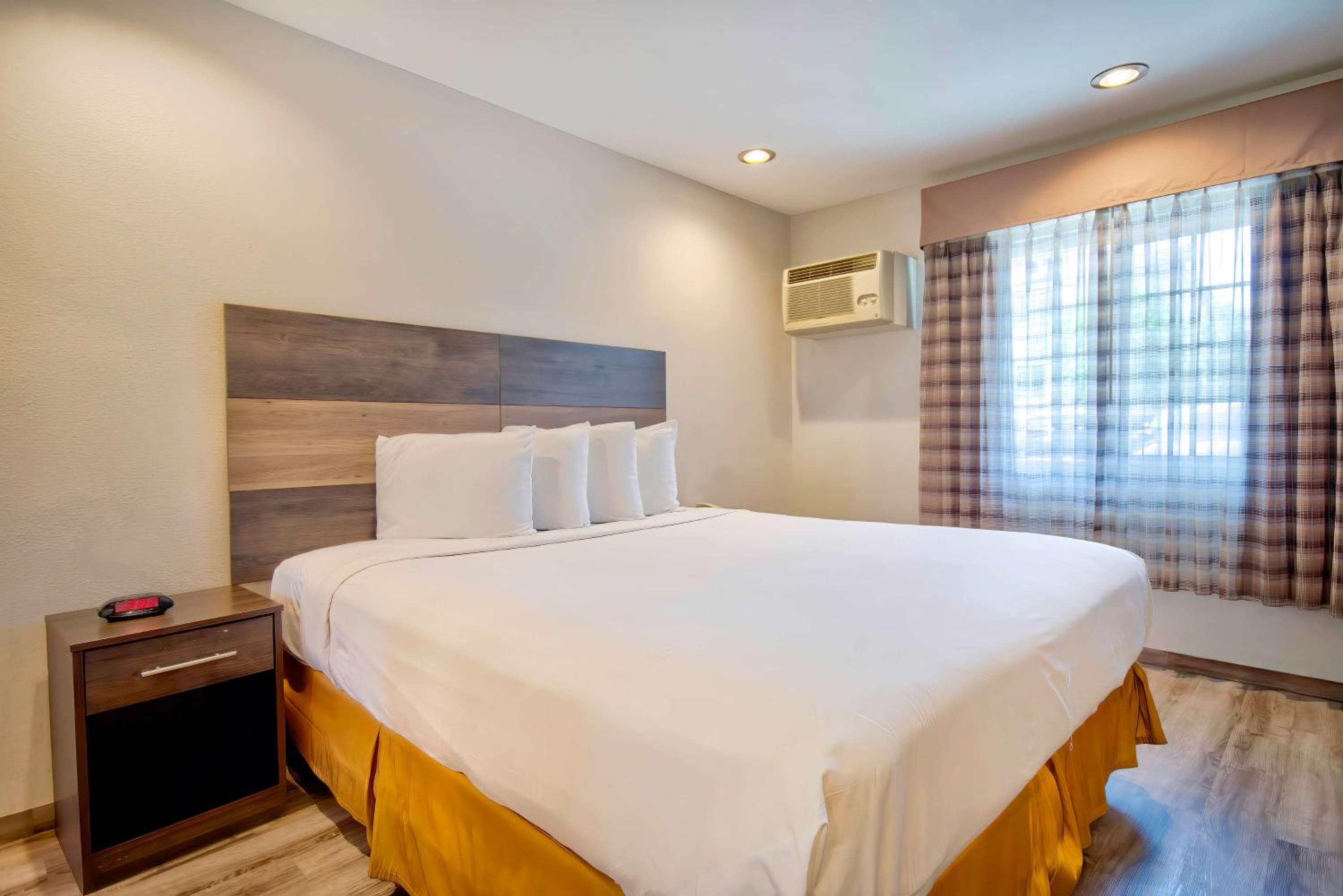 King Room with Roll-in Shower - Disability Access - Non-Smoking - Photo 4