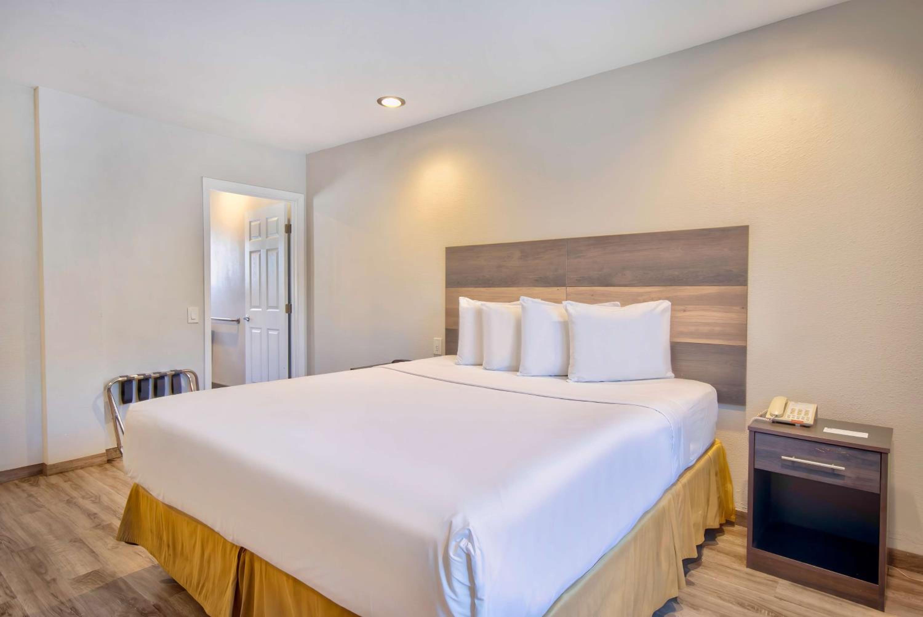 King Room with Roll-in Shower - Disability Access - Non-Smoking - Photo 2