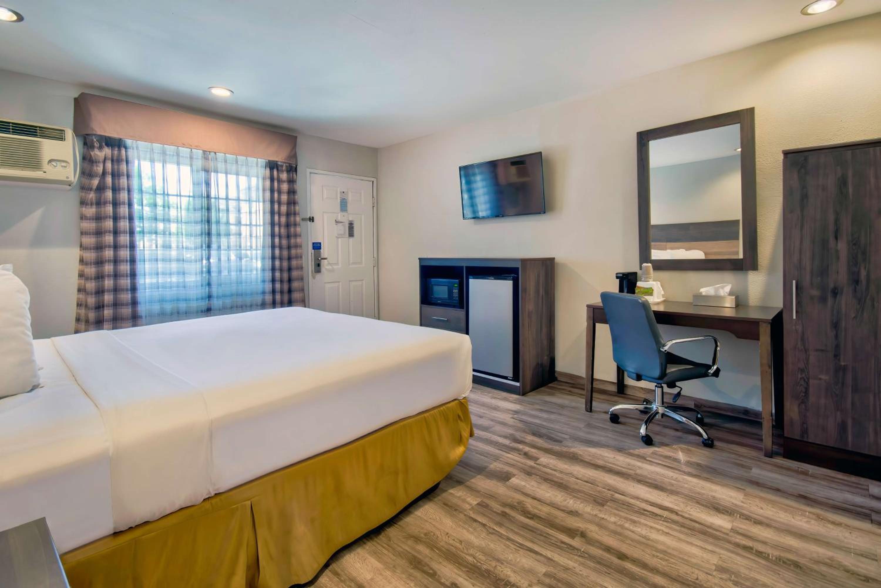 Deluxe King Room - Non-Smoking - Photo 4