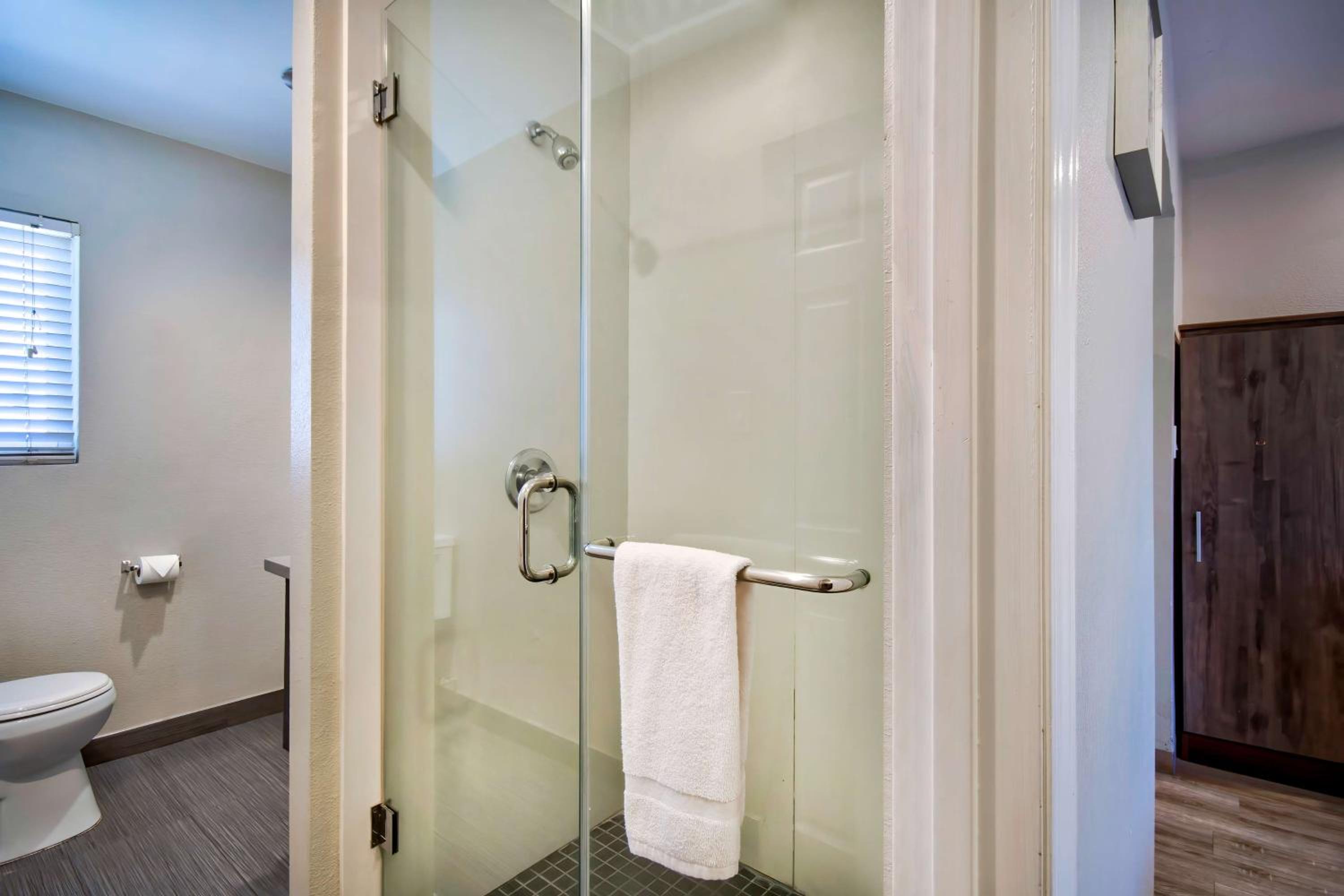 Deluxe King Room - Non-Smoking - Photo 6