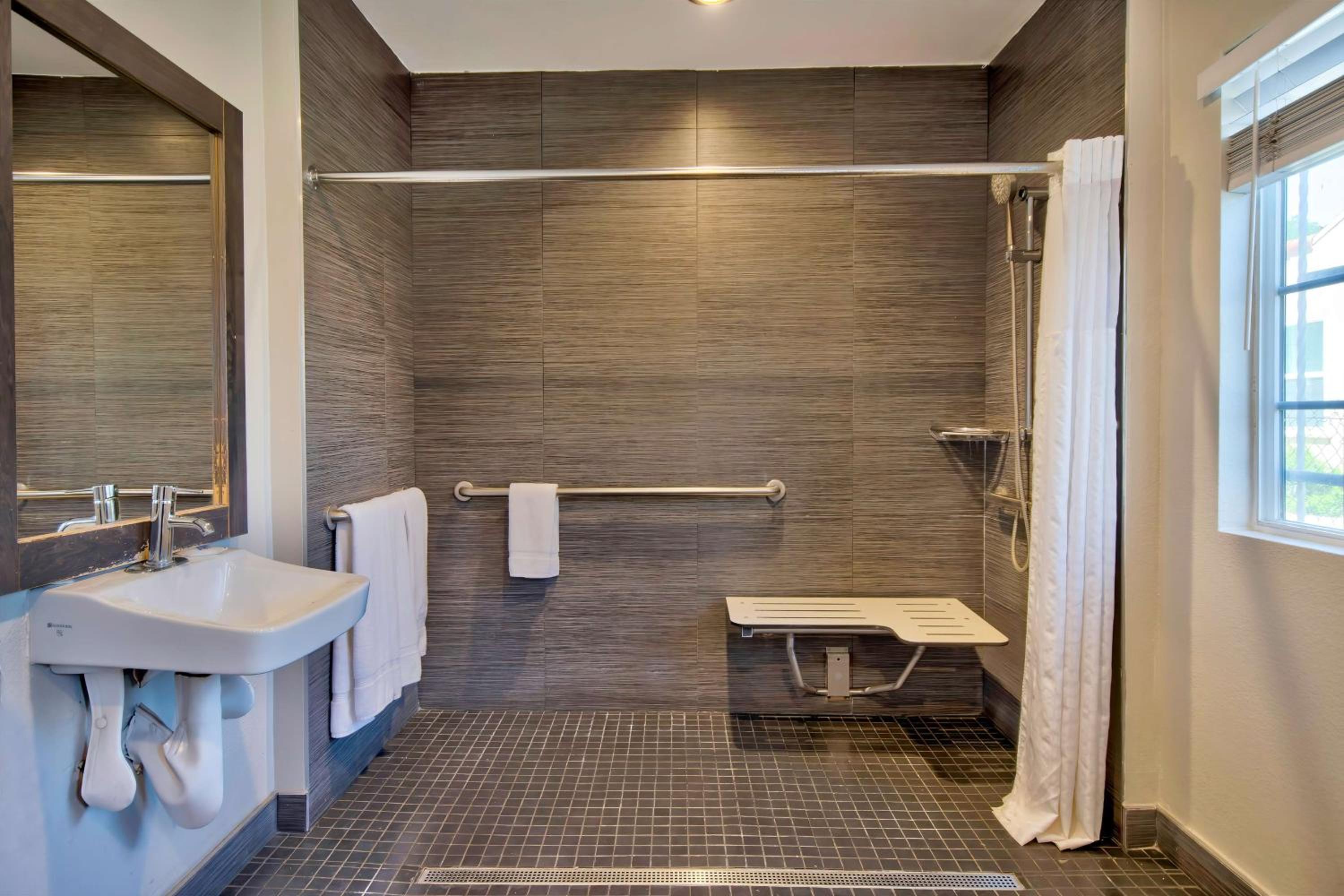King Room with Roll-in Shower - Disability Access - Non-Smoking - Photo 3