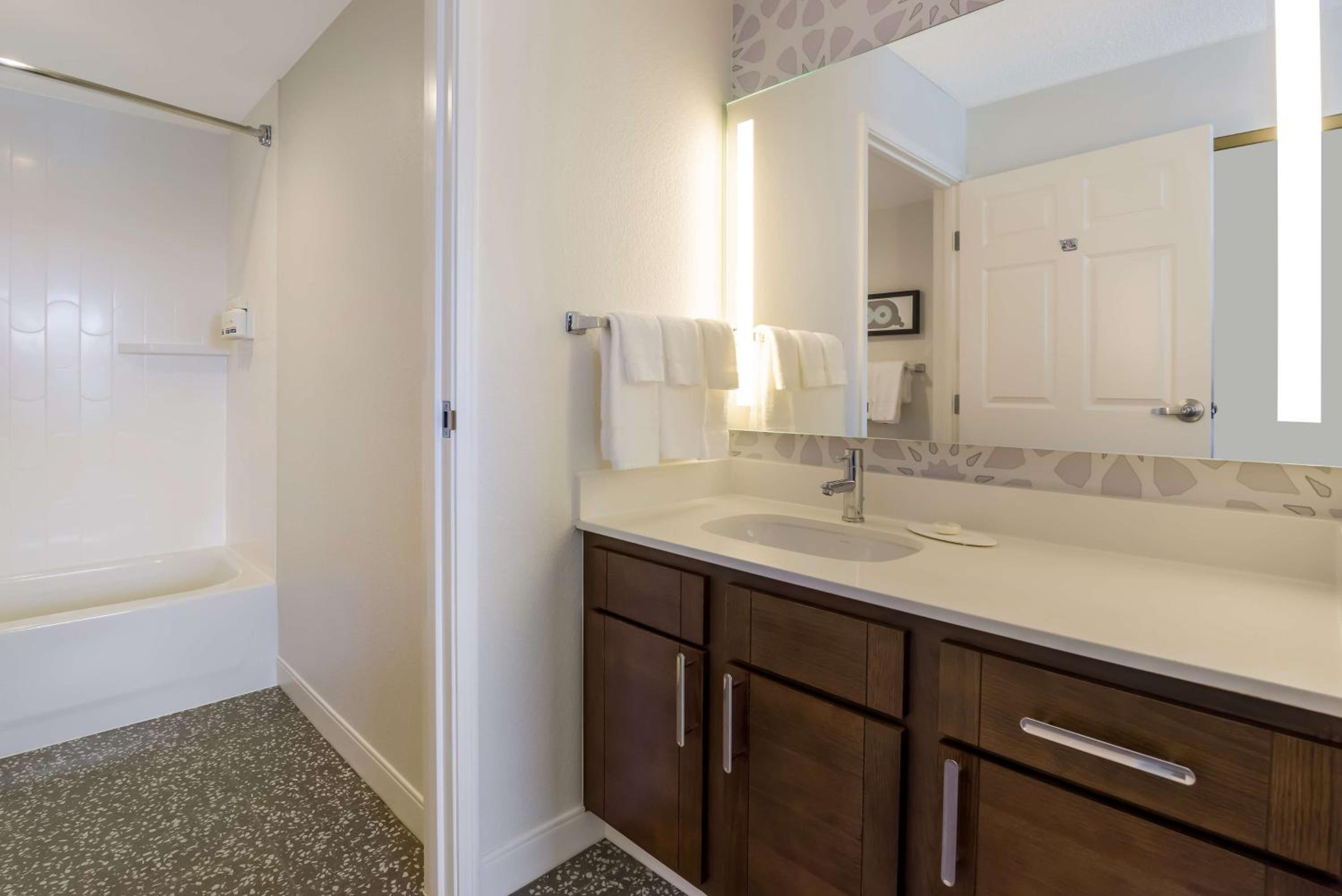 One Bedroom Suite Queen - Photo 6