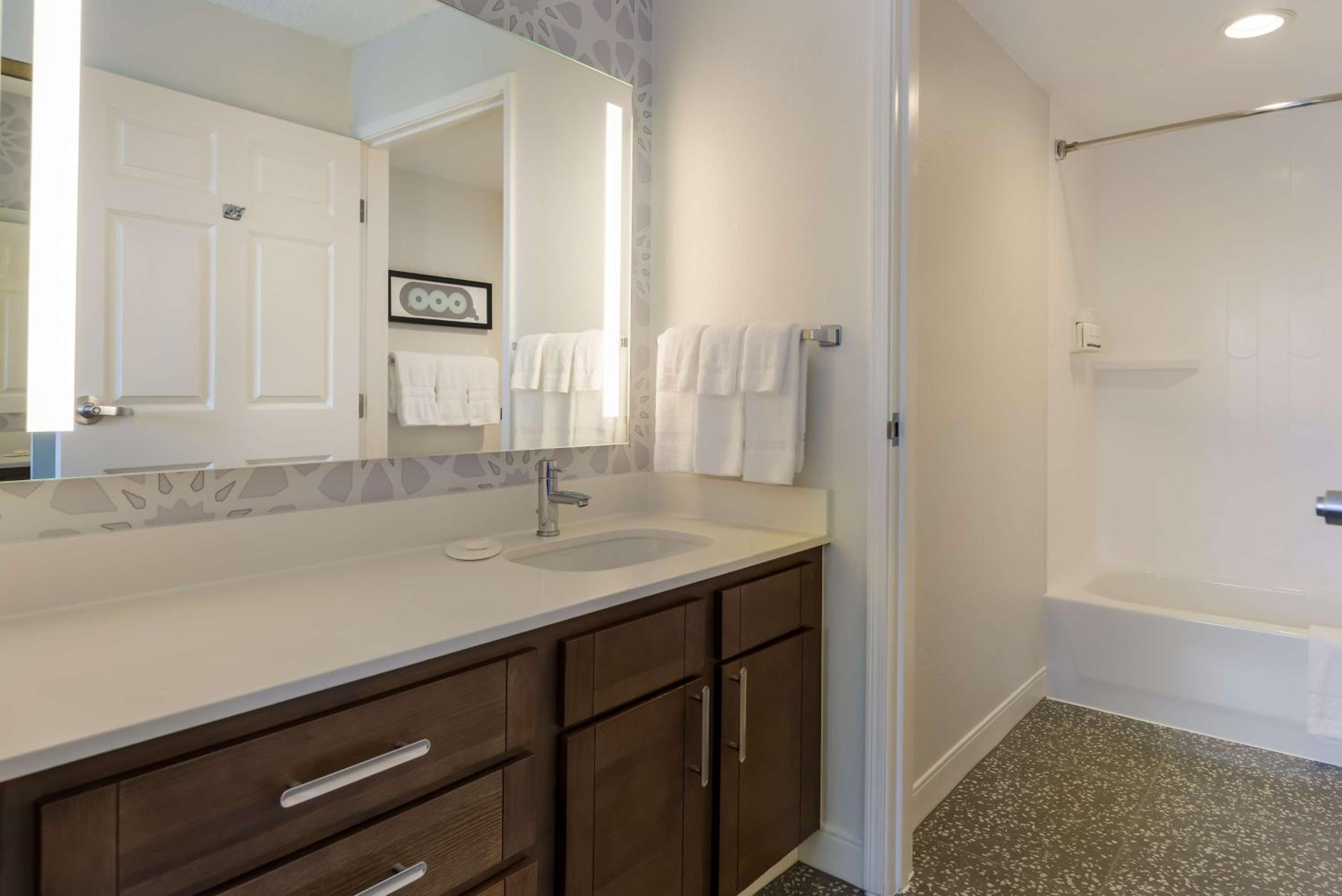 Bay View Two Bedroom Suite Queen in Each - Photo 5