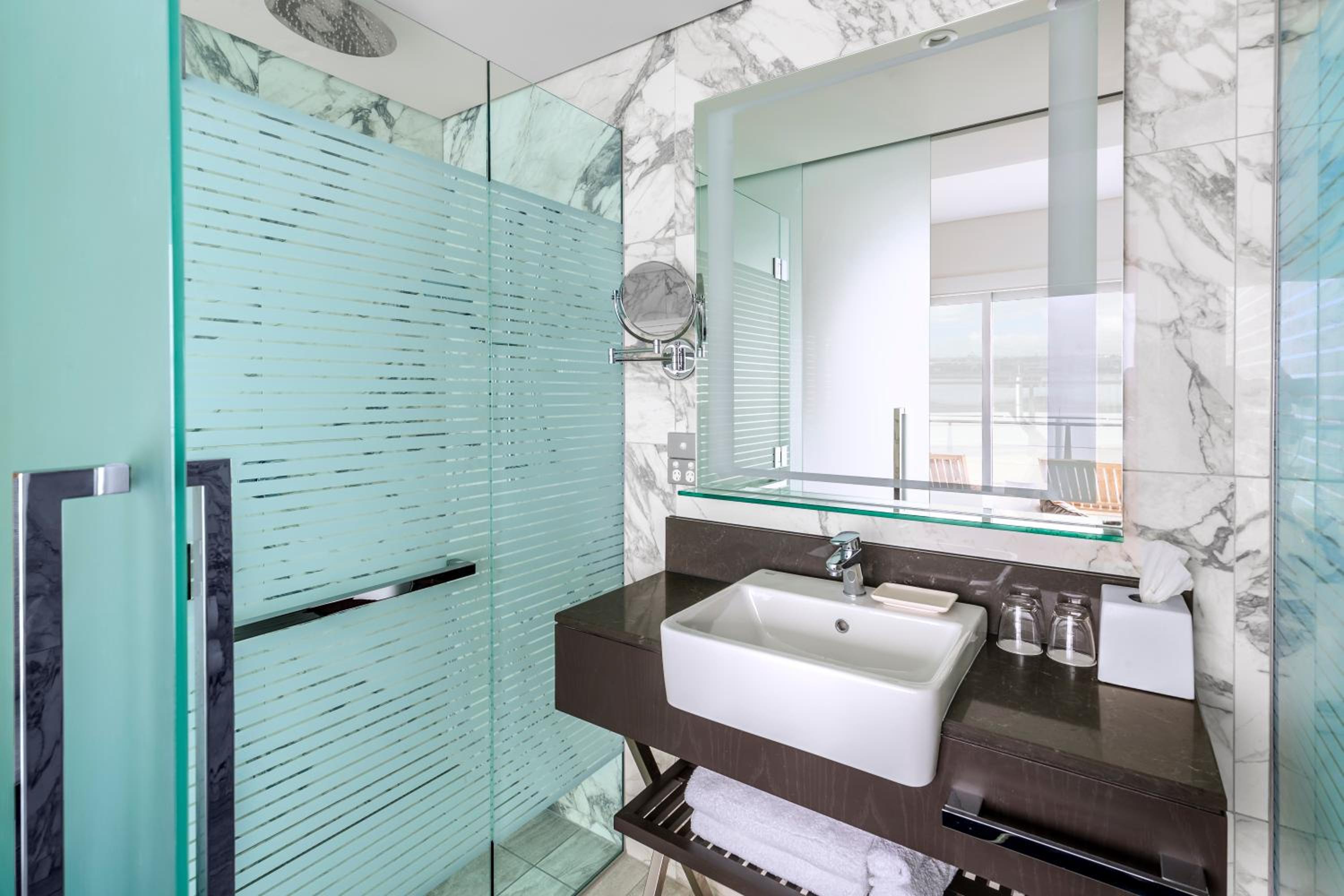 Deluxe King Room with Harbor View - Photo 3