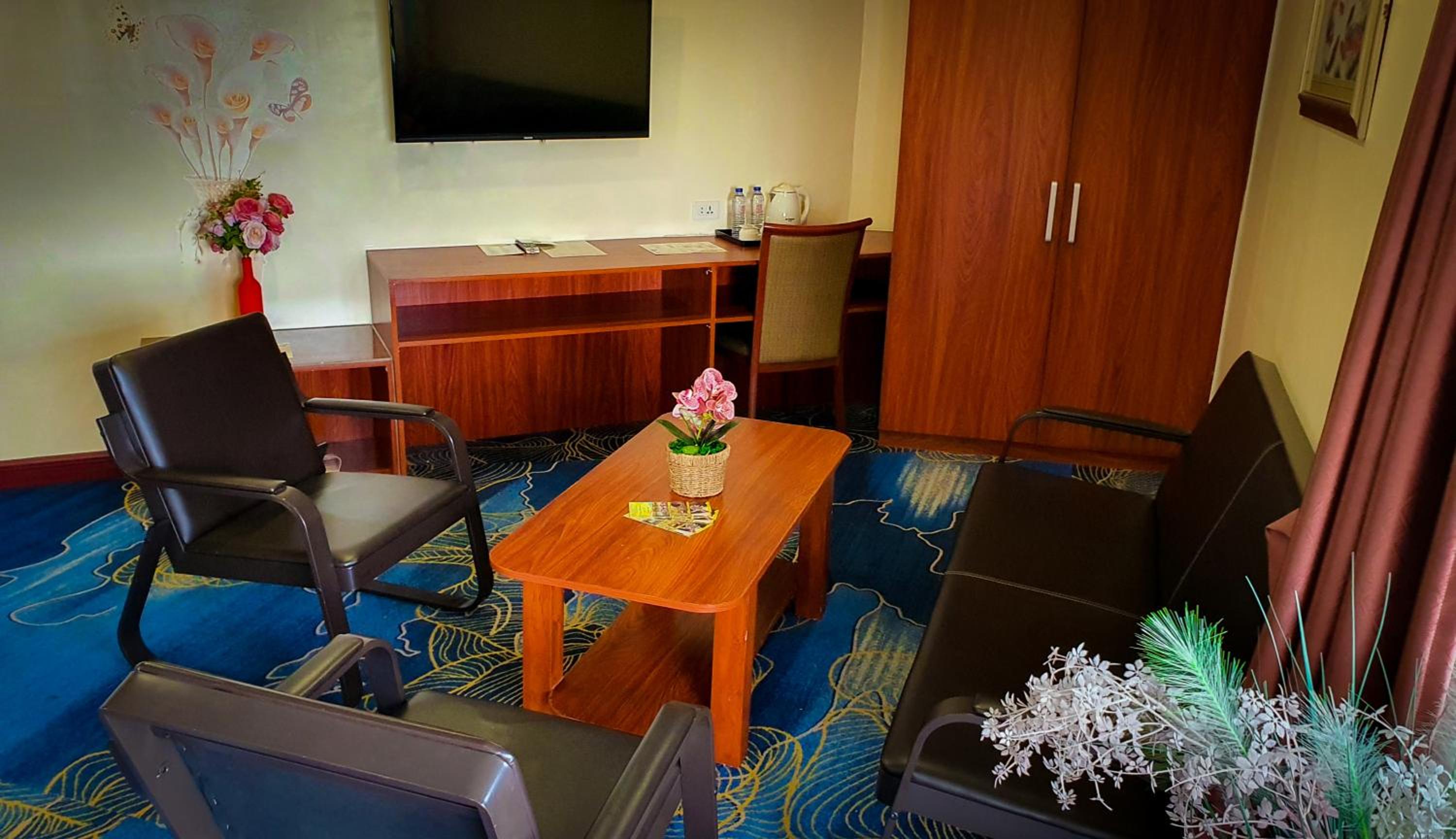 Deluxe Room with City View - Photo 5