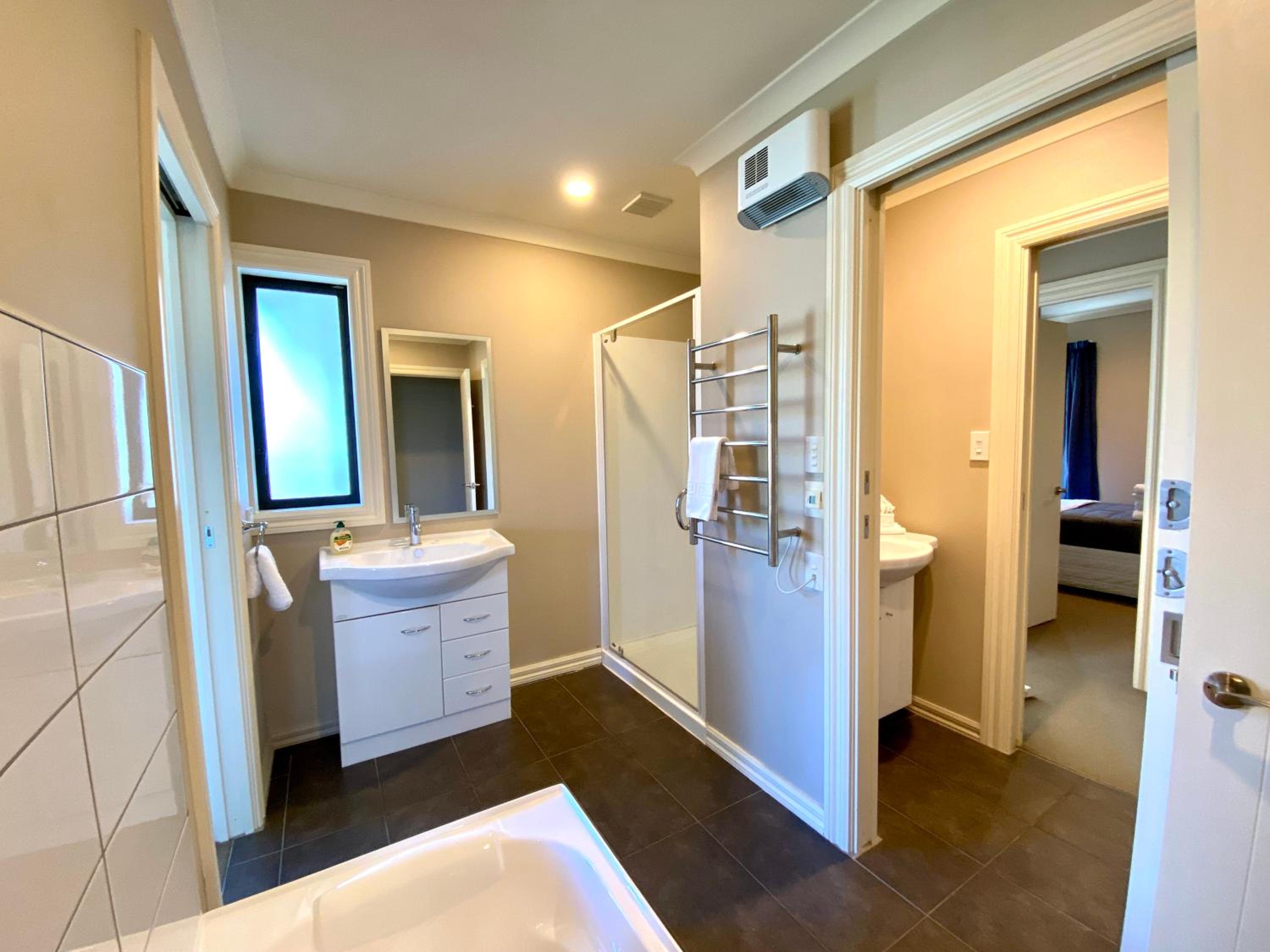 Four-Bedroom House photo 2