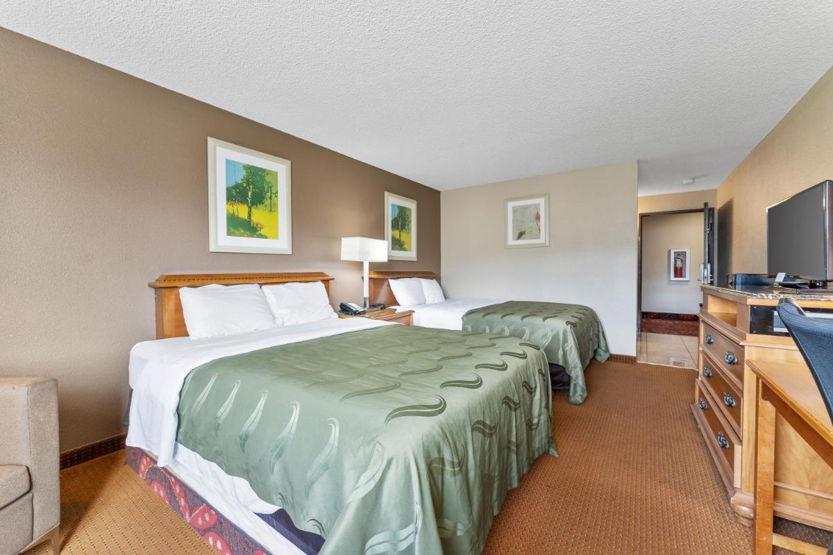 Standard Queen Room with Two Queen Beds - Non-Smoking photo 3