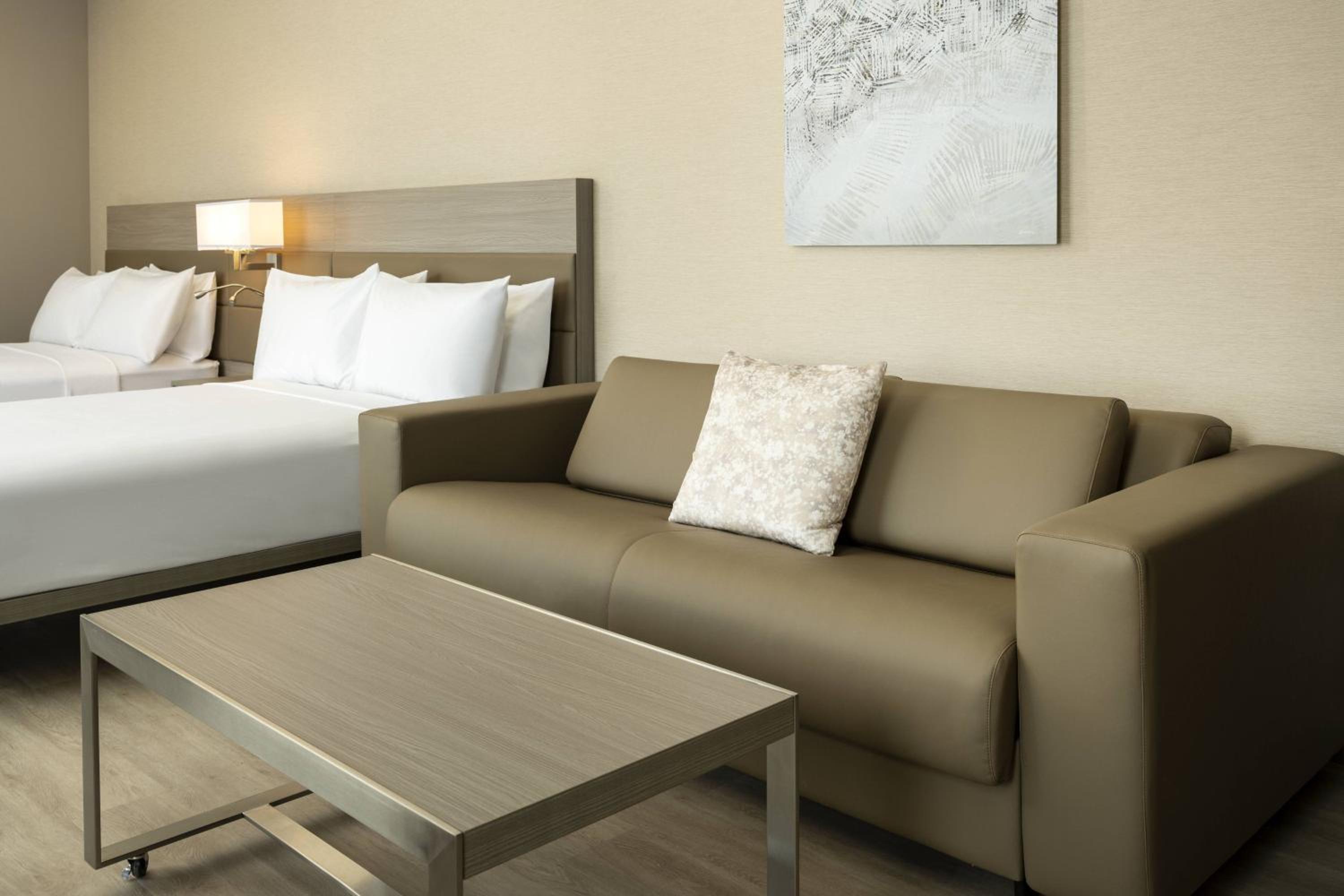 Double Room with Two Double Beds and Adapted Tub - Mobility Accessible - Photo 10