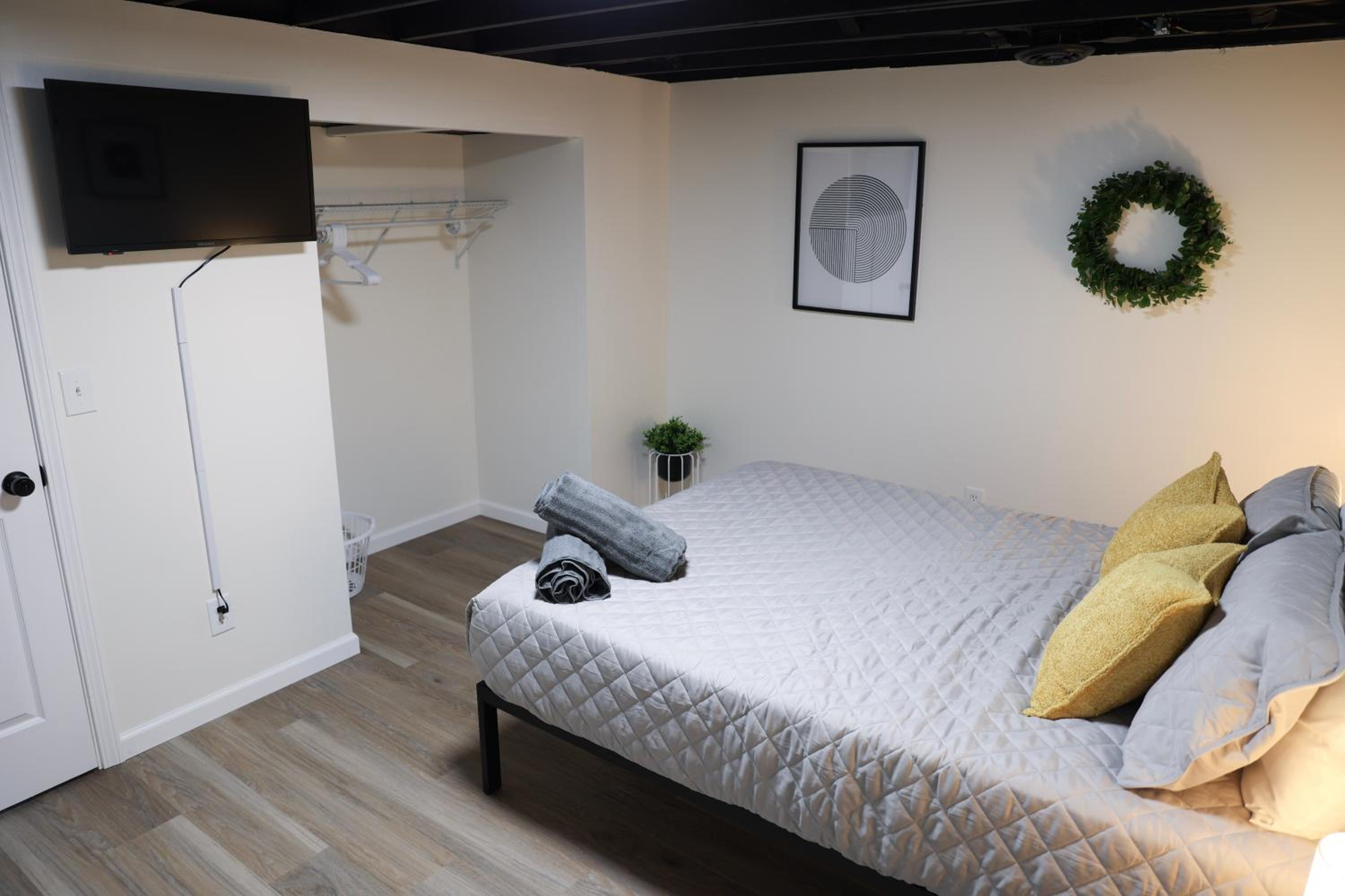 Five-Bedroom House photo 1