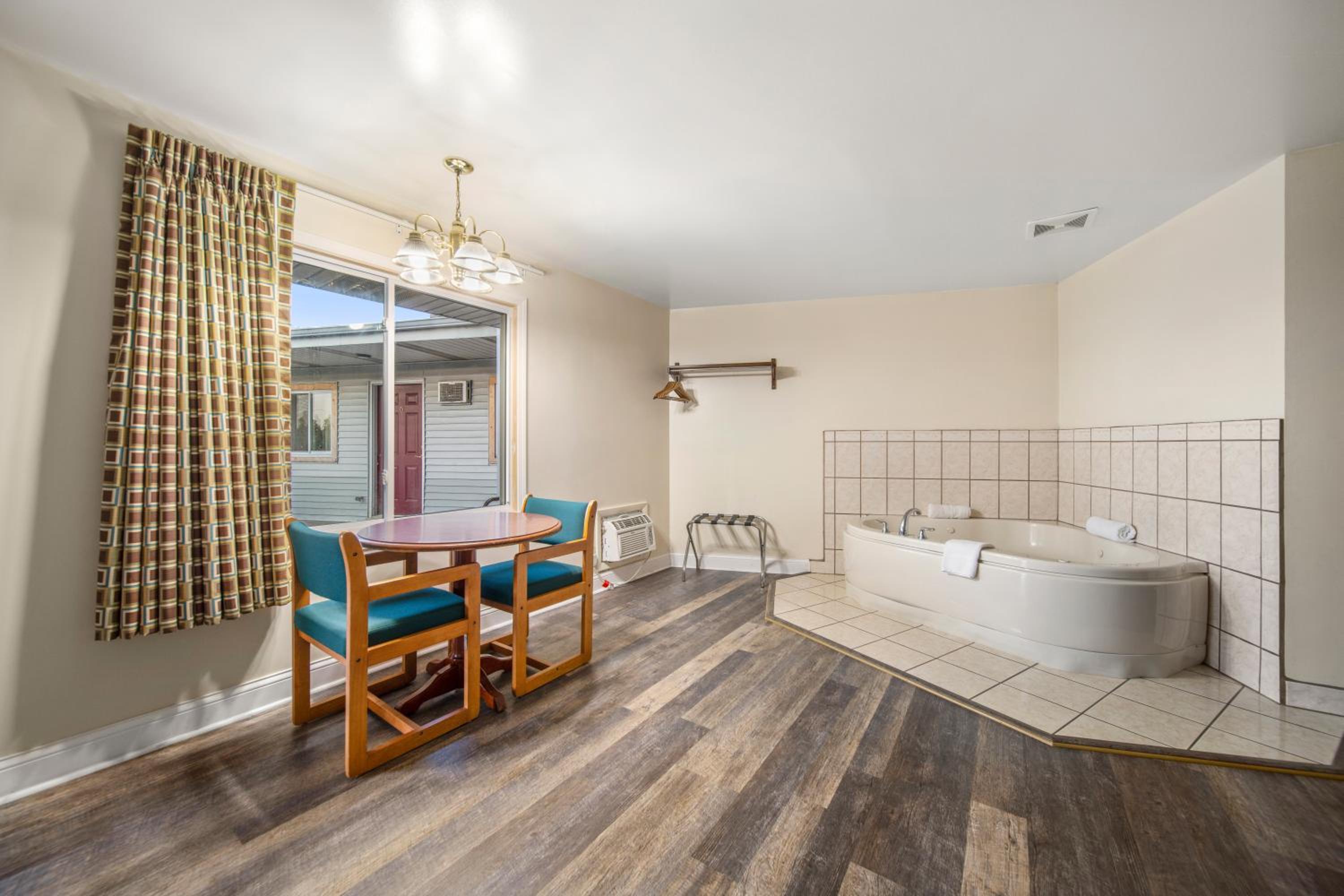 King Suite with Spa Bath photo 3