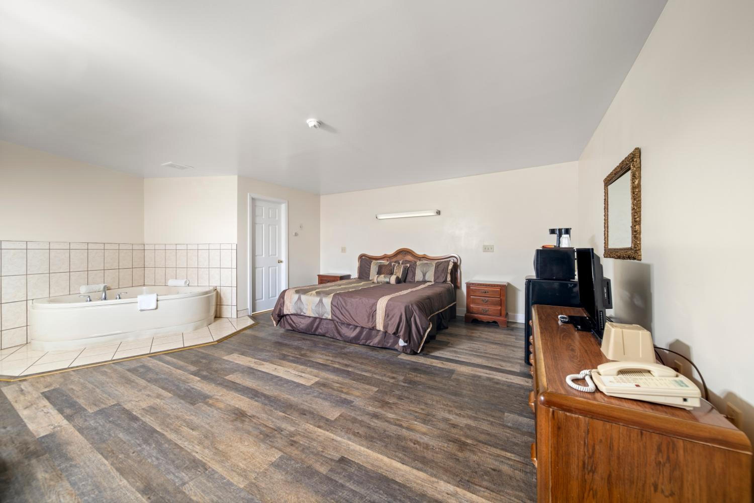 King Suite with Spa Bath photo 2