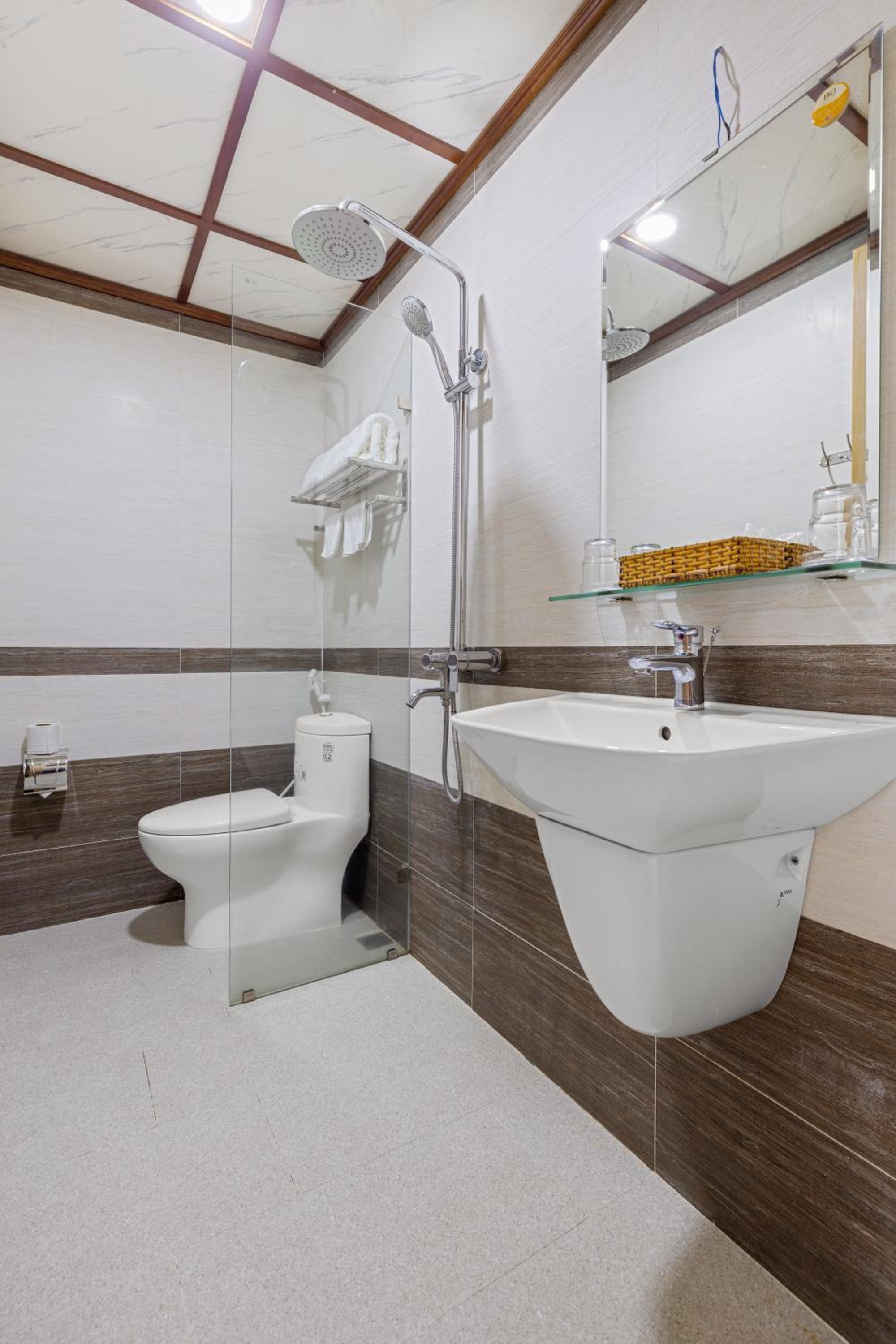 Deluxe Double or Twin Room with City View - Photo 7
