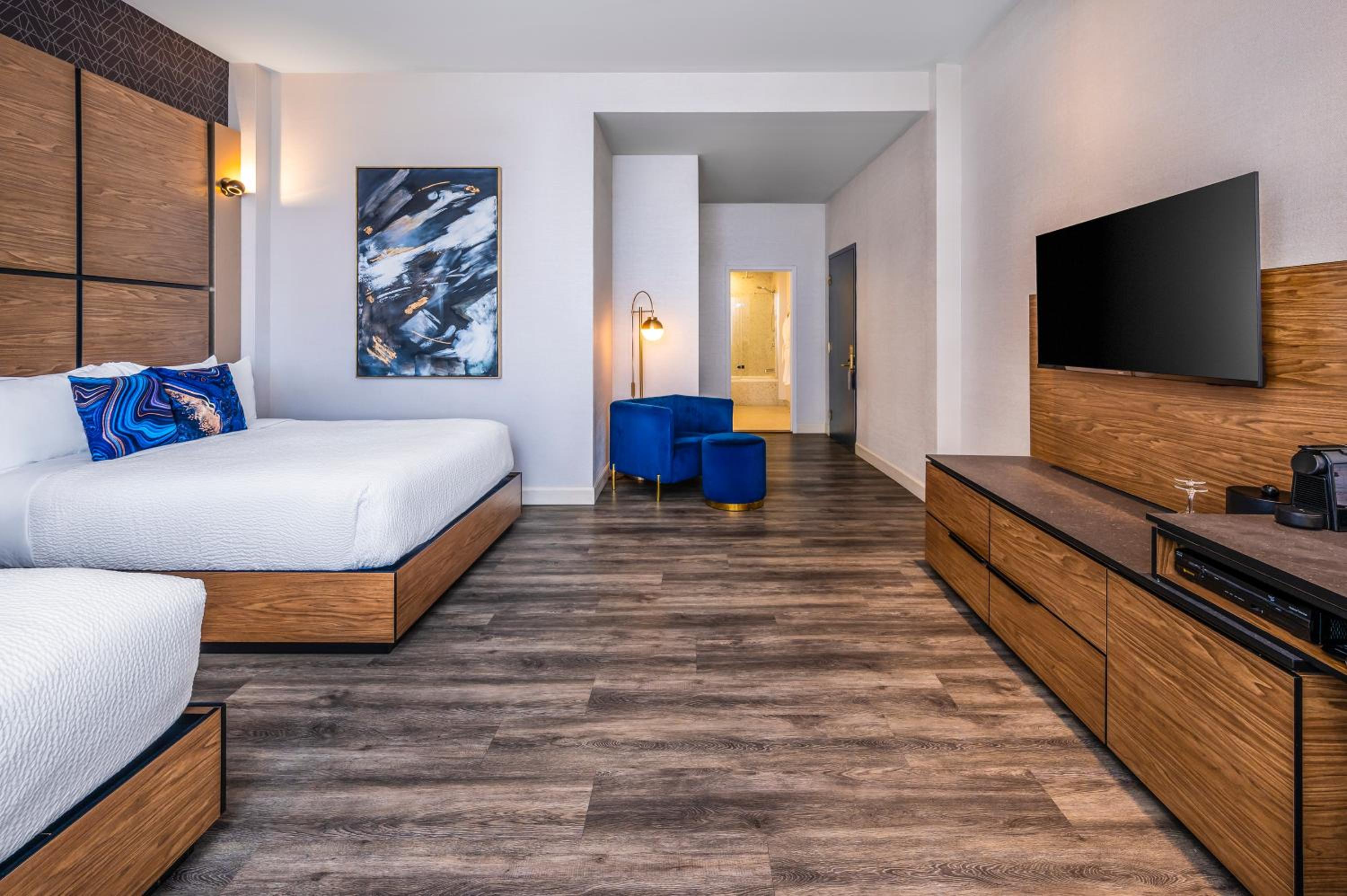Superior Queen Room with Two Queen Beds thumbnail 5