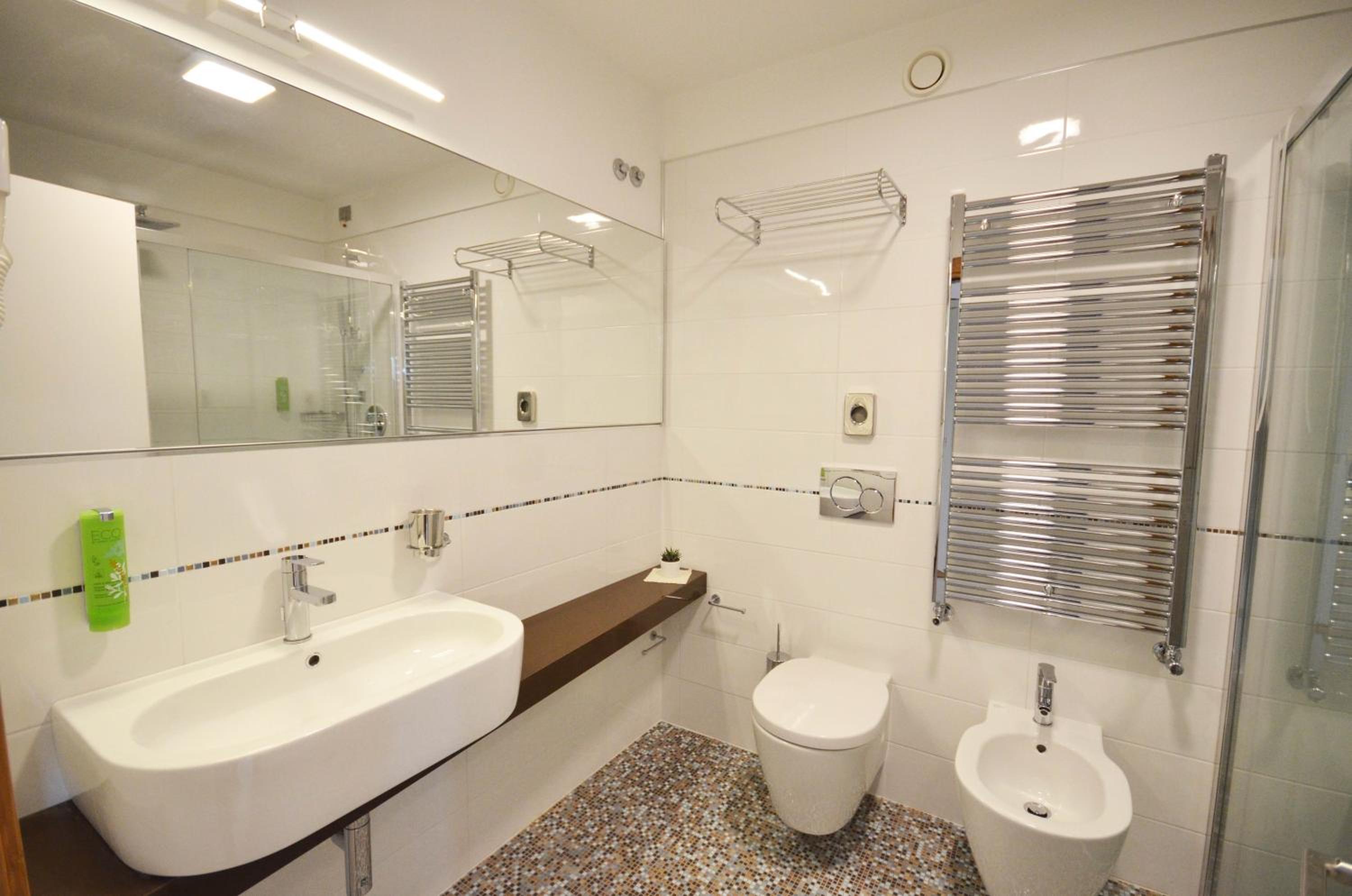 Standard Room with Balcony - Photo 2