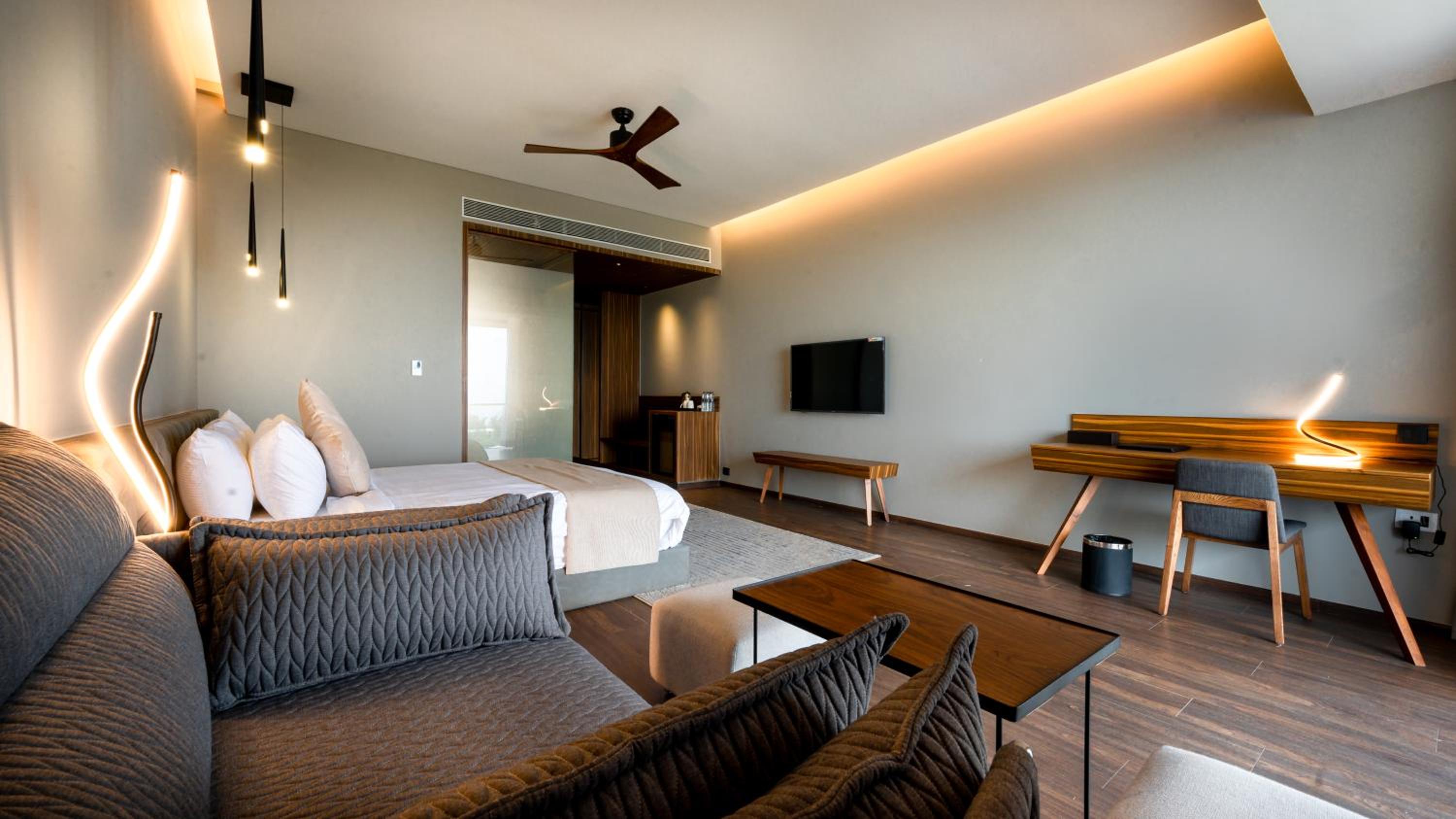Deluxe Room with Lake View - Photo 7